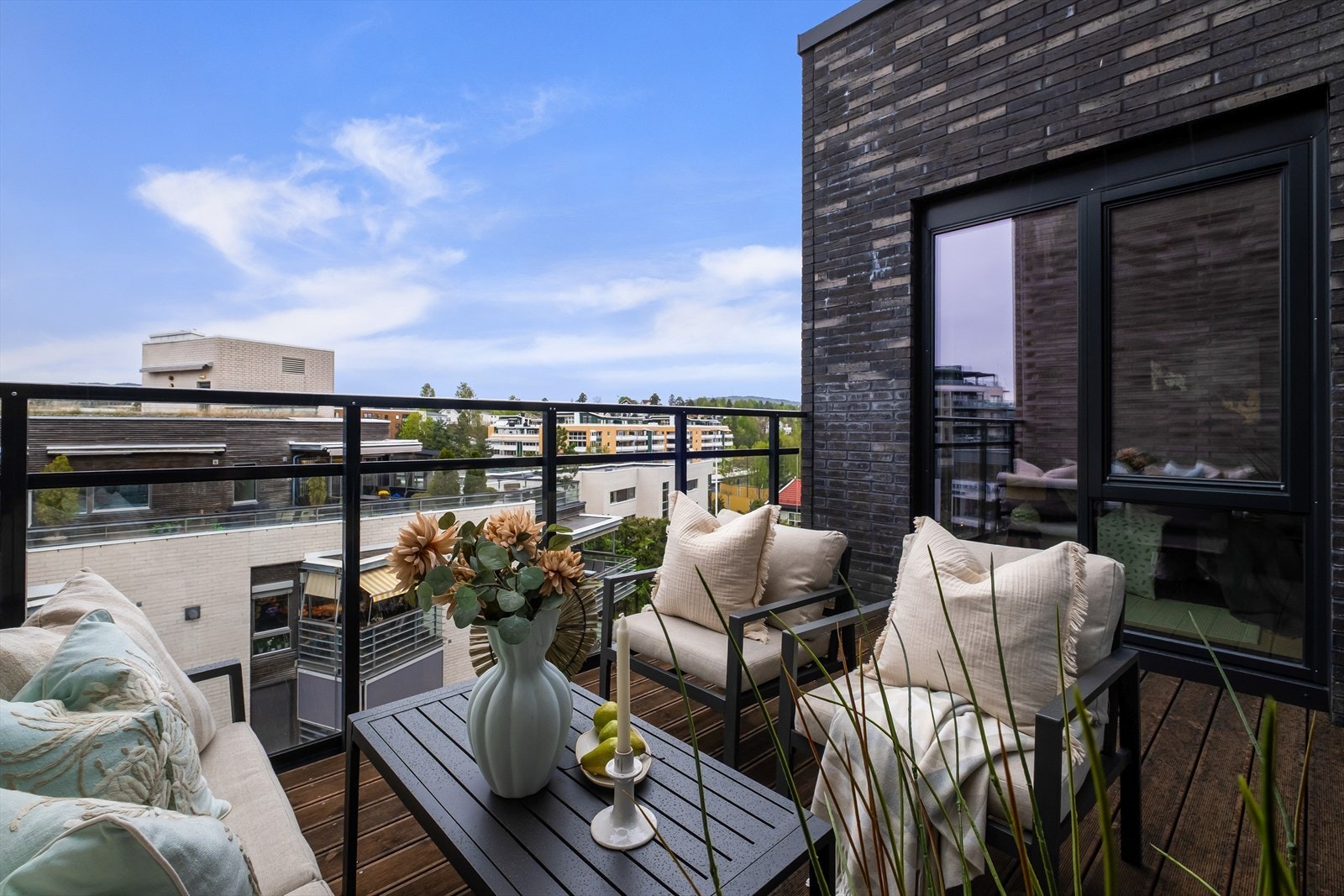 Her er det god plass til en hyggelig sittegruppe og grill Galleribilde