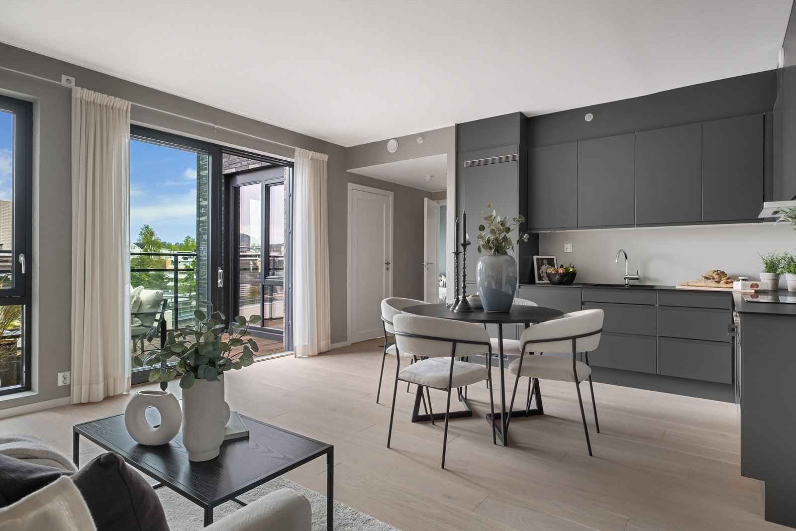 De store vindusoverflatene gir rikelig med naturlig lys Galleribilde