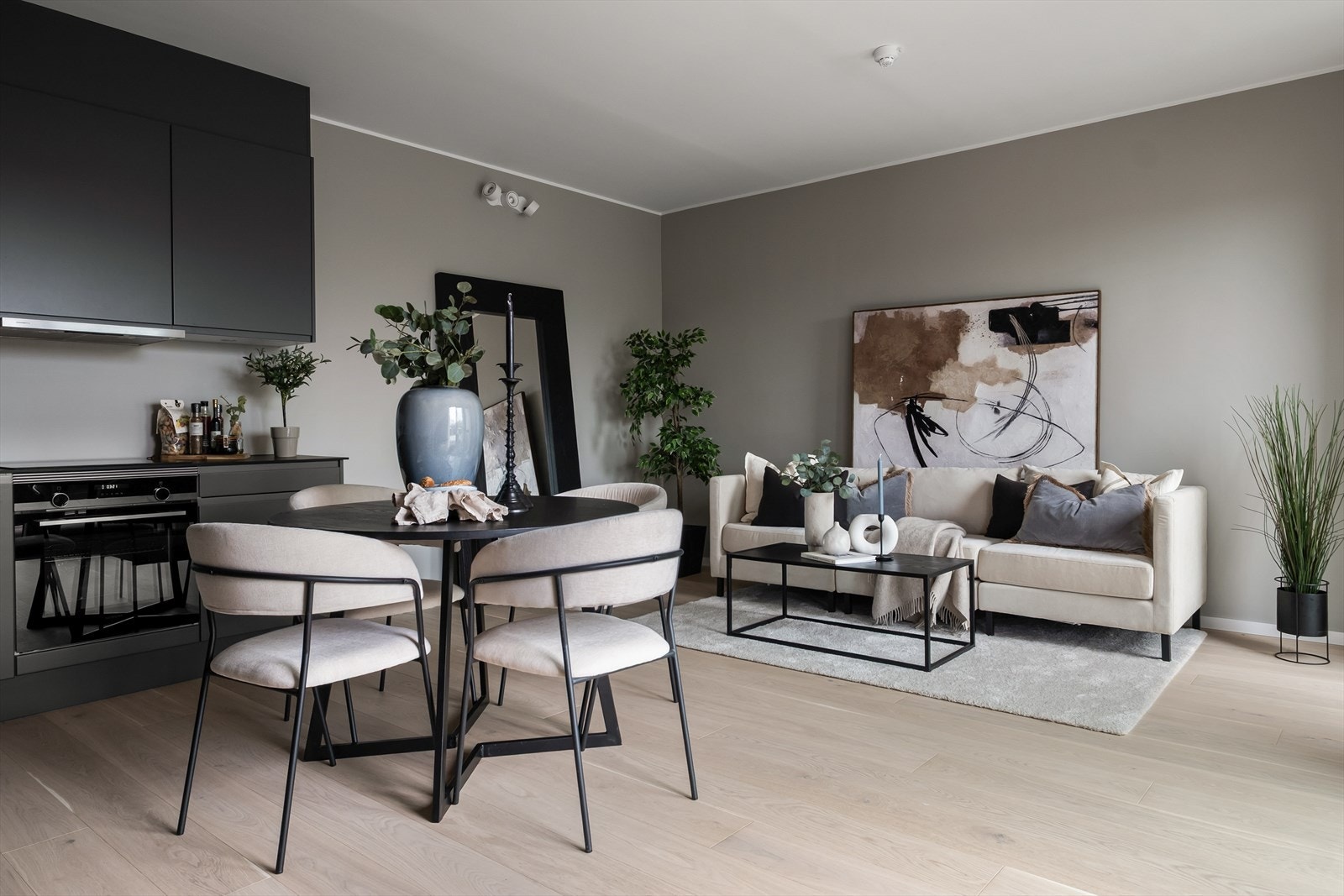 Videre kommer man til en luftig og lys stue Galleribilde