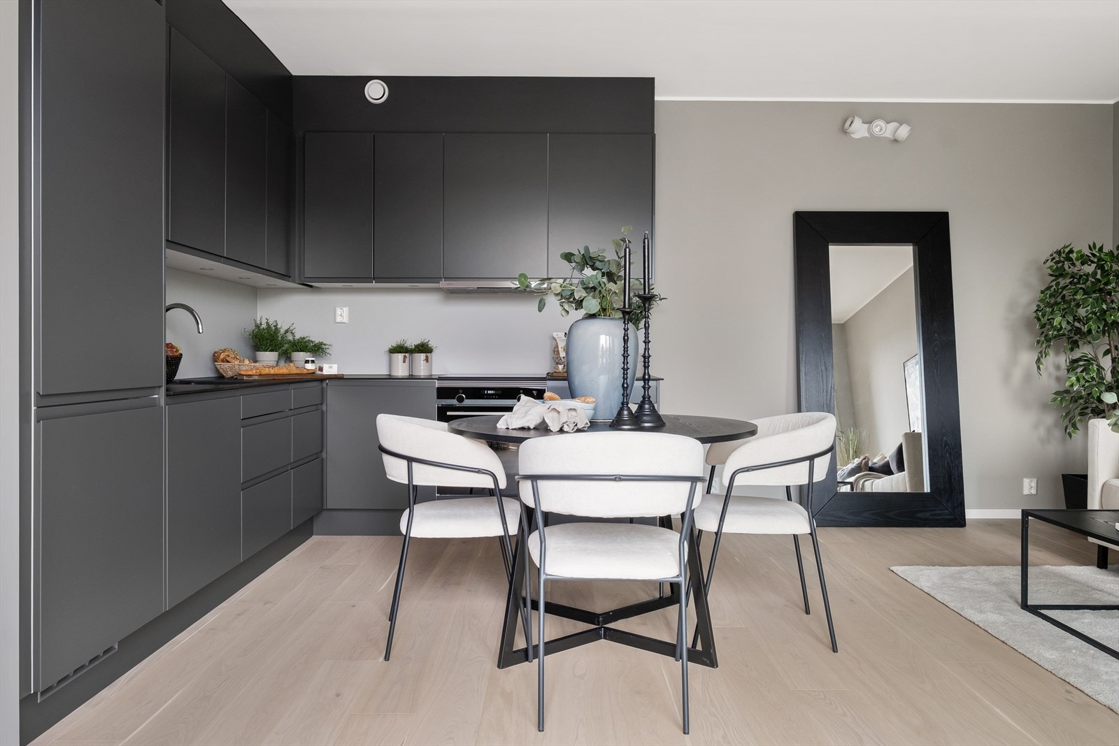 Det er integrerte hvitevarer som består av ovn, platetopp, kjøle/frys og oppvaskemaskin Galleribilde