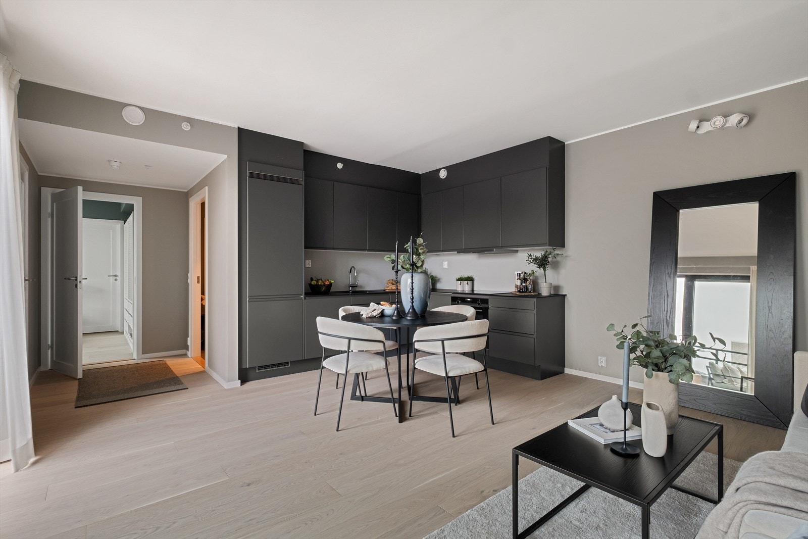 Det er åpne stue og kjøkken løsning som gir en god atmosfære Galleribilde