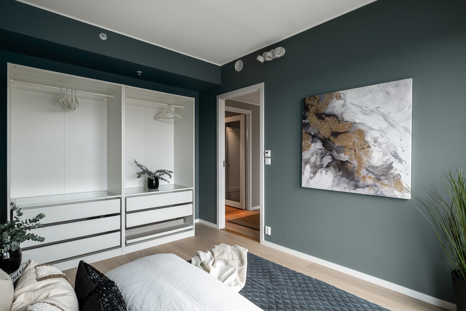 Rommet er malt i delikate og moderne farger Galleribilde