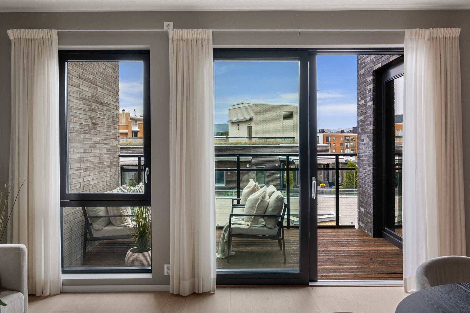 Fra stuen er det adkomst til en skjermet og nordvestvendt balkong Galleribilde