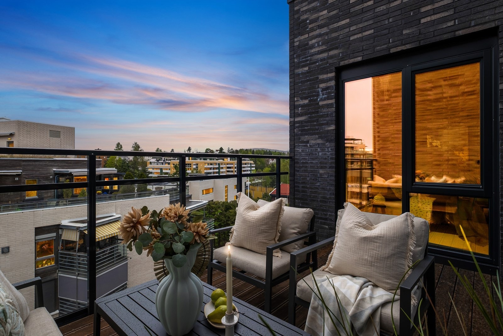 En moderne og lekker 3-roms leilighet med en romslig og solrik balkong Galleribilde