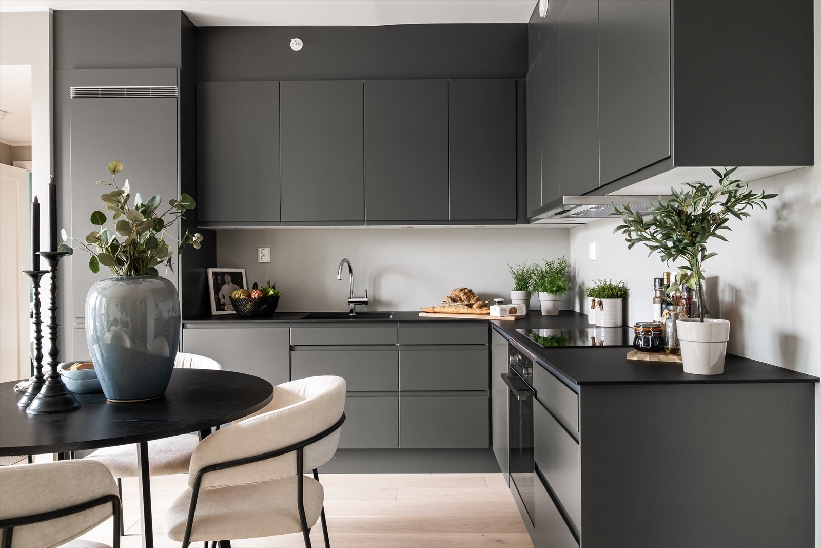 Kjøkkenet er levert fra Sigdal og har godt med benk og skapplass Galleribilde