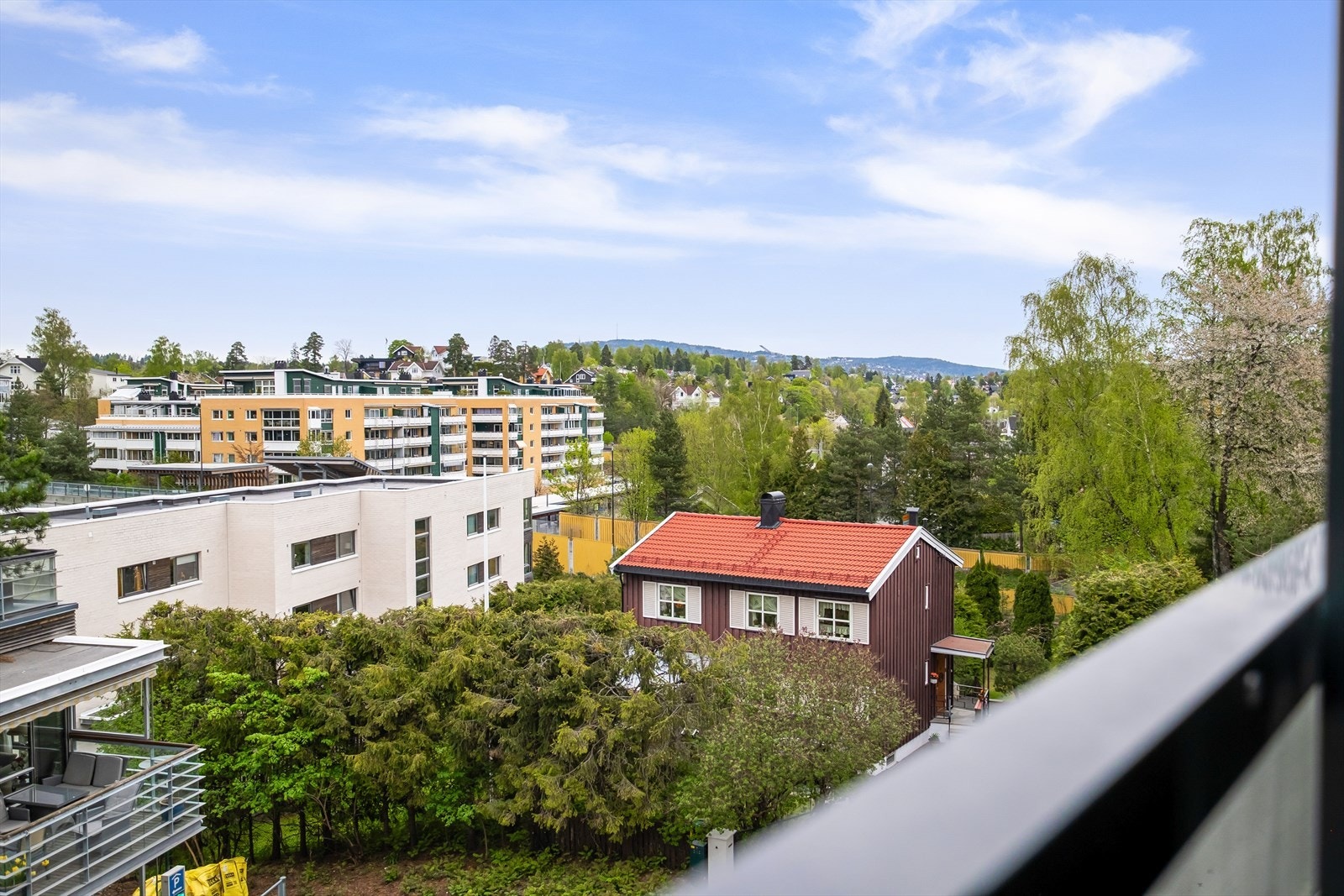 Fra balkongen er det et pent utsyn utover nærområdet Galleribilde