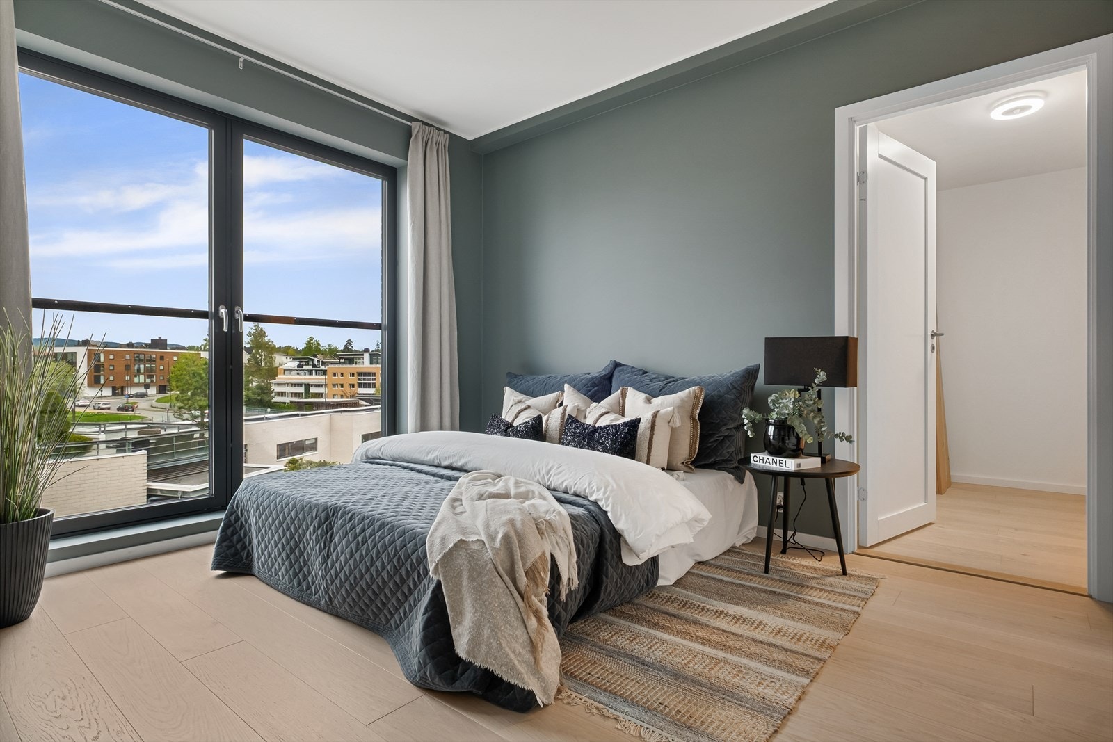 Hovedsoverommet er romslig og har god plass til dobbeltseng, nattbord og garderobeskap Galleribilde