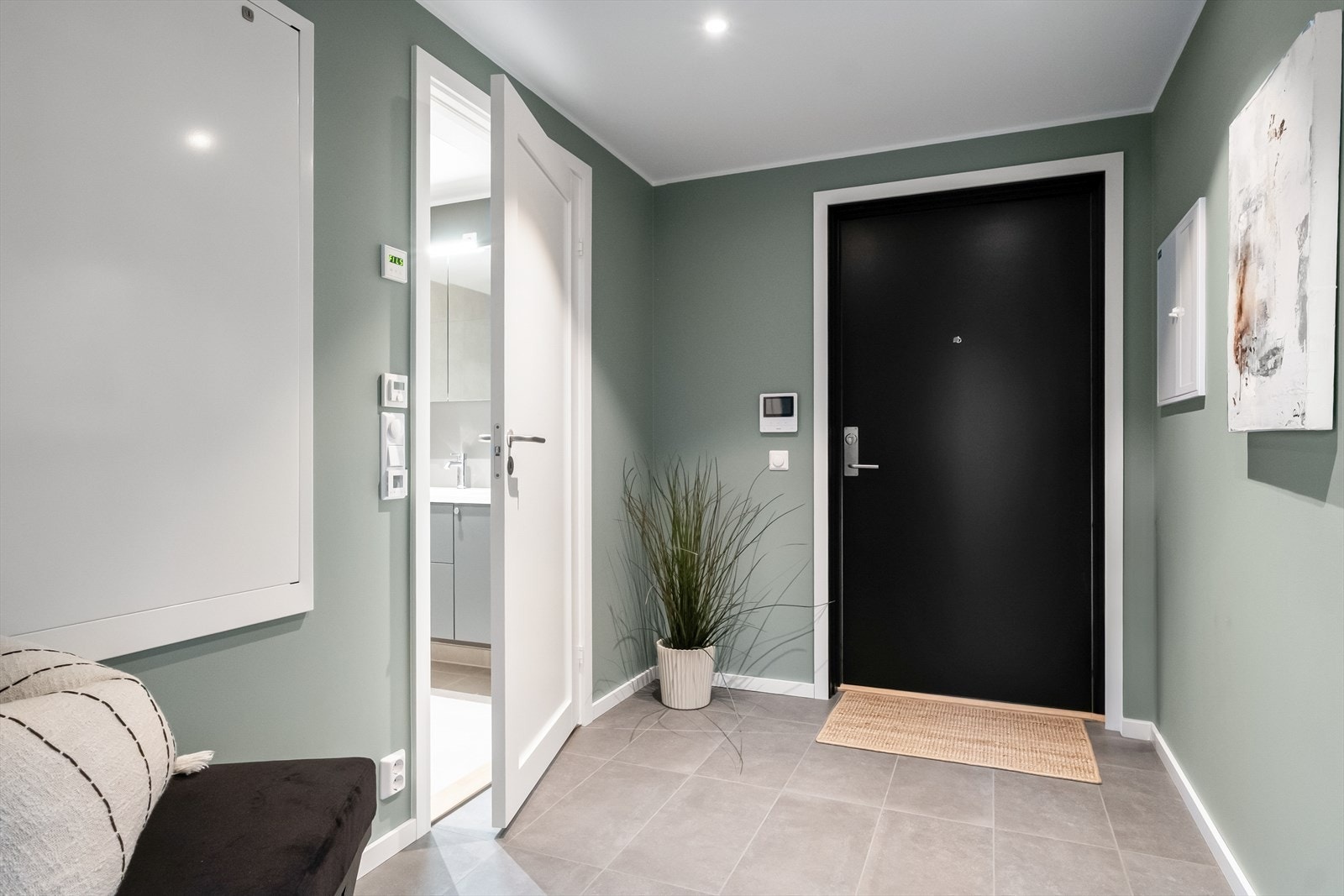 Velkommen inn til en meget tiltalende entré med fliselagt gulv med varme Galleribilde