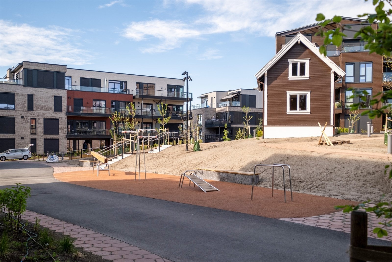 Bebyggelsen på den felleseide tomten utgjør et parkanlegg med elleve bolighus på et platå hevet over gatenivå med grønne overganger og smyg mot omgivelsene Galleribilde