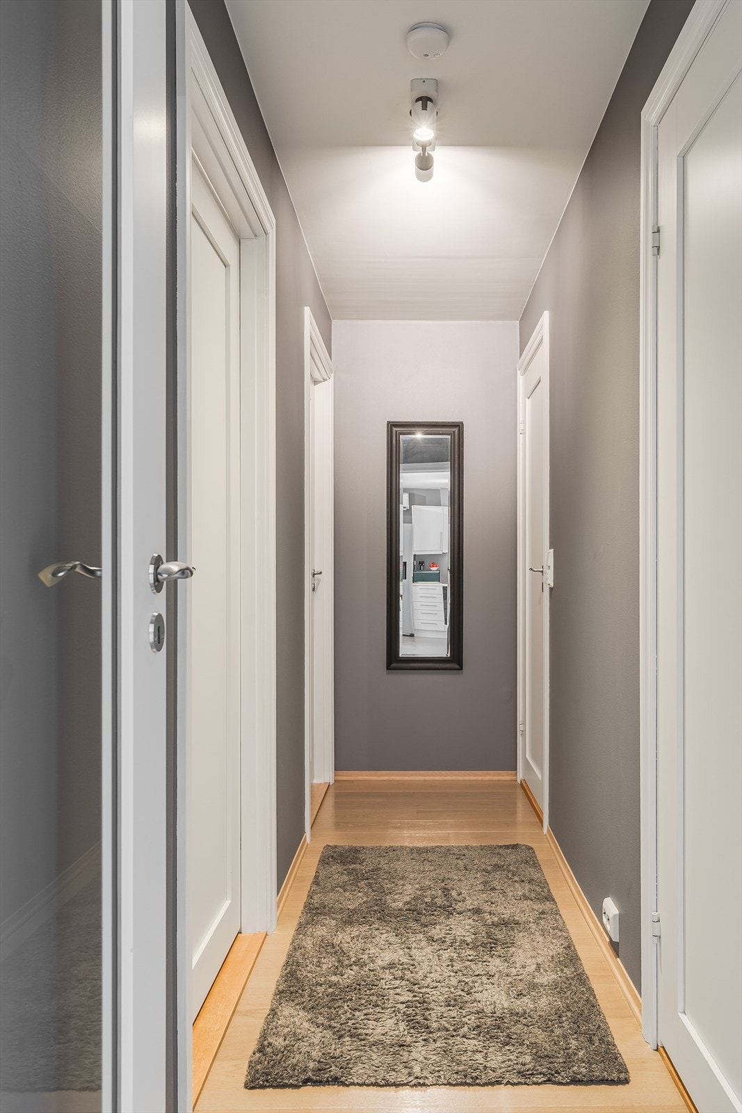 Lys og praktisk gang som binder soverom, bad og vaskerom sammen - en funksjonell løsning som gjør planløsningen komplett. Galleribilde