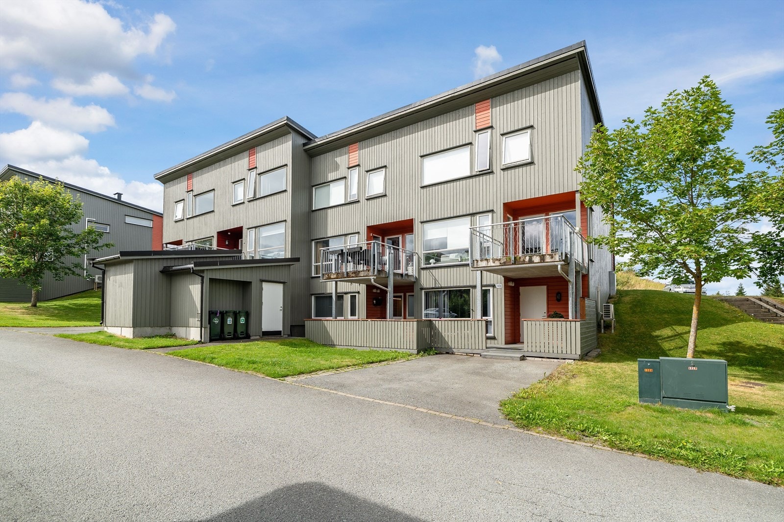 Aktiv Eiendomsmegling v/Ludvig Bøgseth har gleden av å presentere Okstadvegen 145 - en moderne og tiltalende leilighet med en stor terrasse på ca. 35 m² Galleribilde