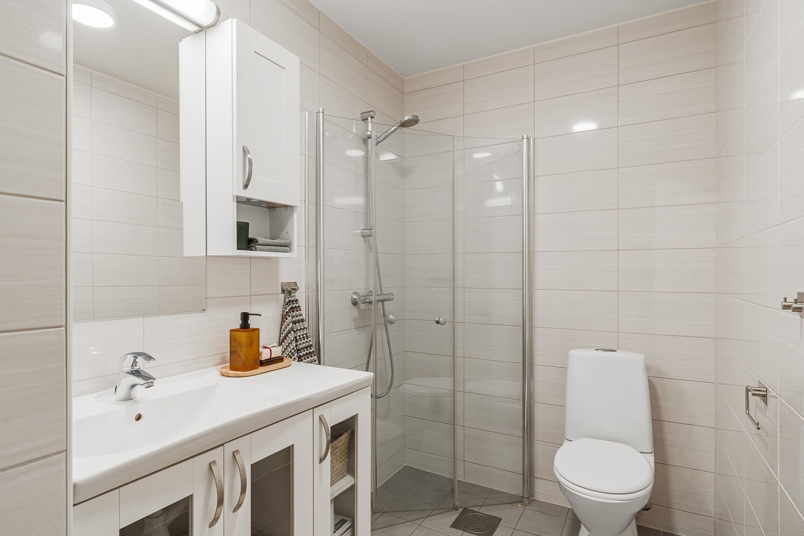 Delikat og tidløst bad hvor komfort og eleganse står i sentrum. Galleribilde