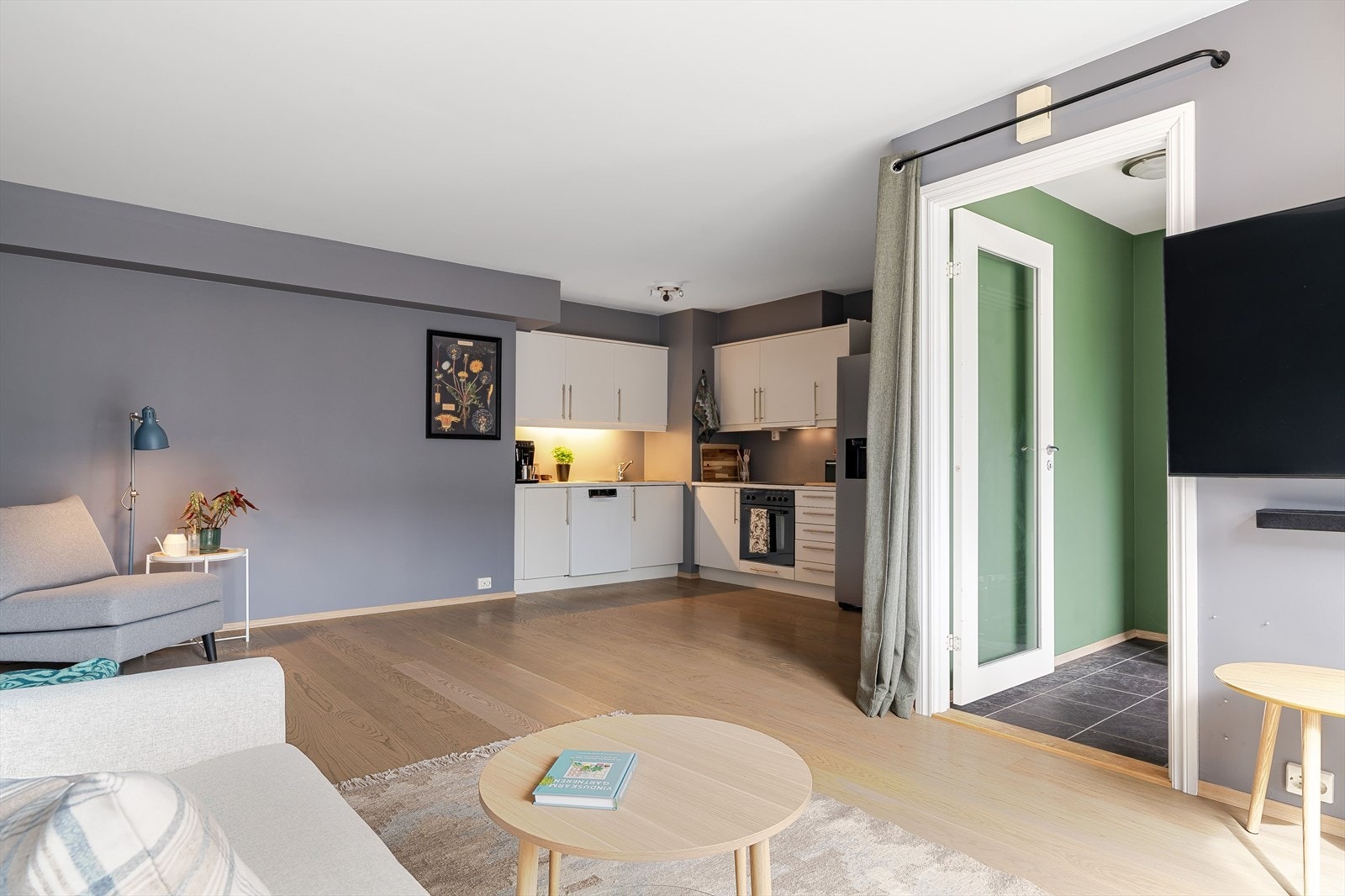 Stuen har en åpen løsning som skaper naturlig flyt mellom matlaging og samvær - hjertet i hjemmet. Galleribilde