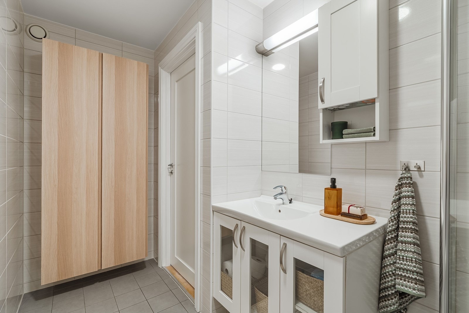 Praktiske løsninger kombinert med moderne design - alt på sin naturlige plass. Galleribilde