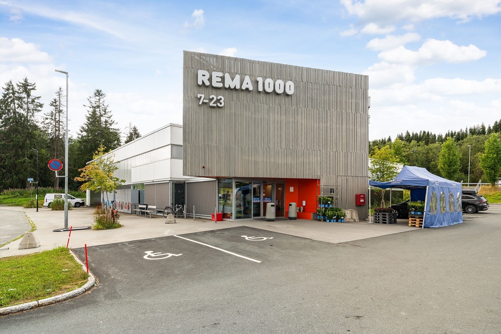 Rema 1000 Kroppanmarka ligger 2 minutters kjøretur fra boligen. Galleribilde