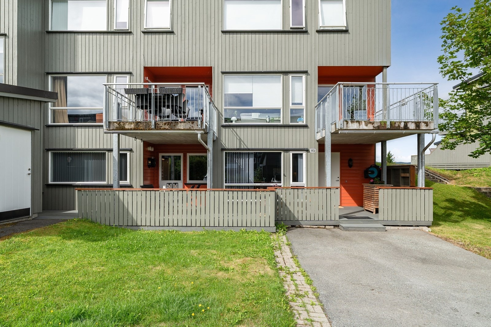 Boligen har et moderne og tiltalende førsteinntrykk - velkommen til en bolig du vil glede deg til å komme hjem til. Galleribilde