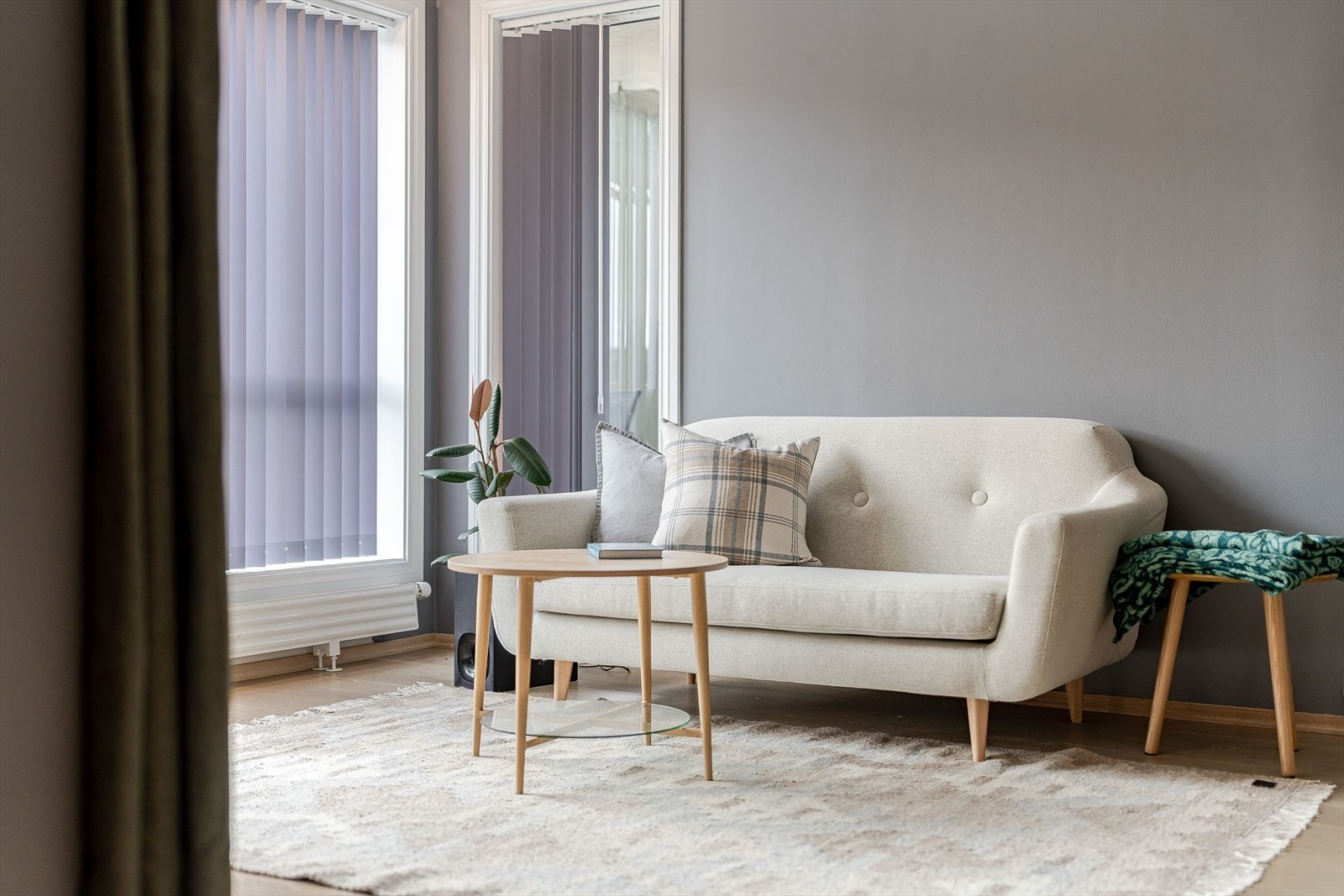 Gjennomtenkte detaljer og lys glassdør gir et elegant preg helt fra du setter foten innenfor. Galleribilde