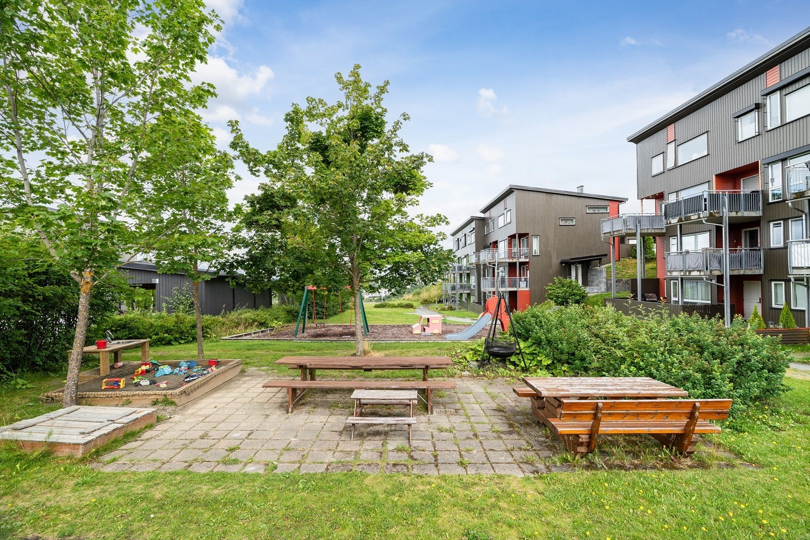 Lekeplasser, skole, barnehager, dagligvarebutikk og bussholdeplass ligger like ved. Galleribilde