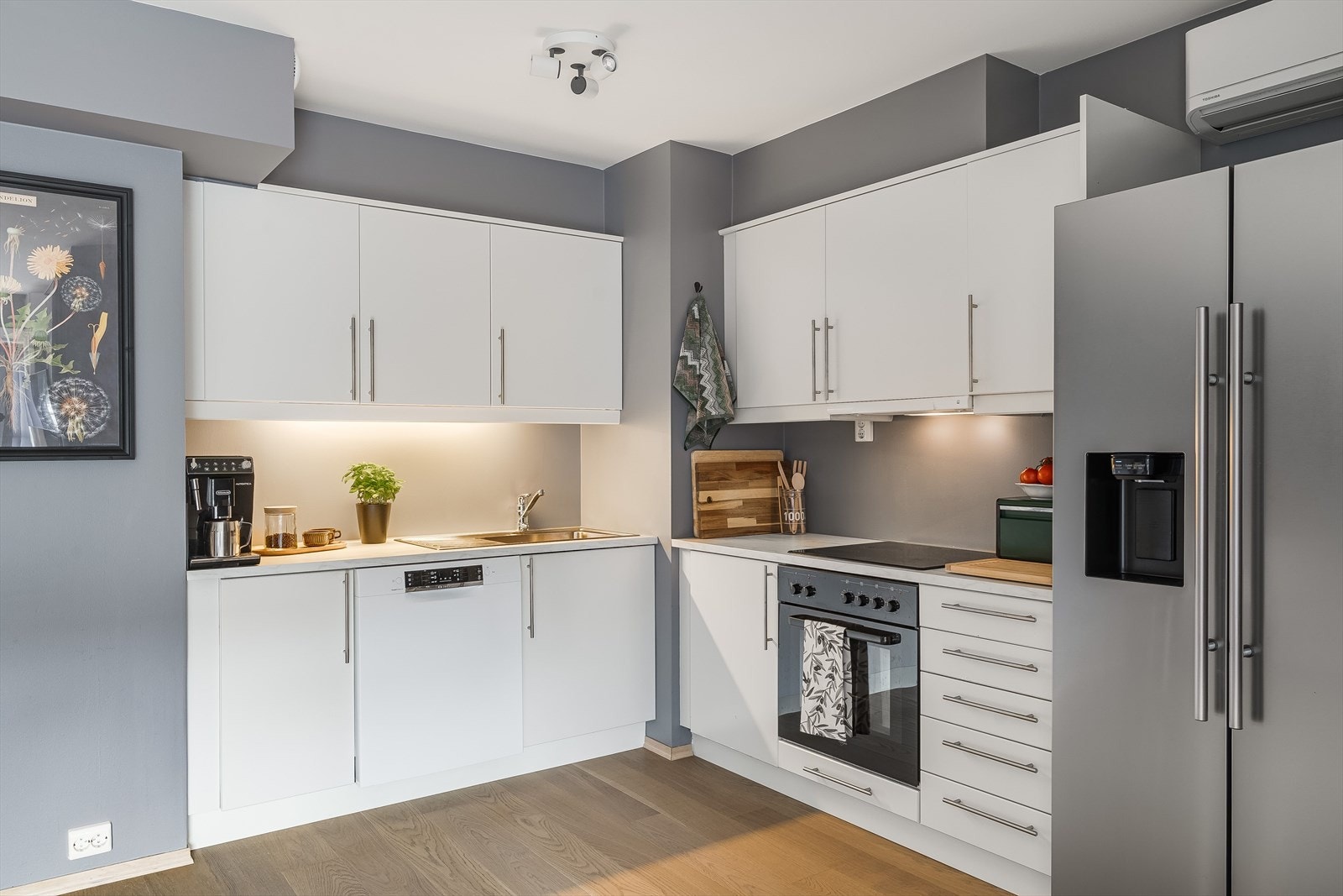 Et kjøkken for den moderne hverdag - stilrent, funksjonelt og med rikelig plass til kulinariske utfoldelser. Galleribilde