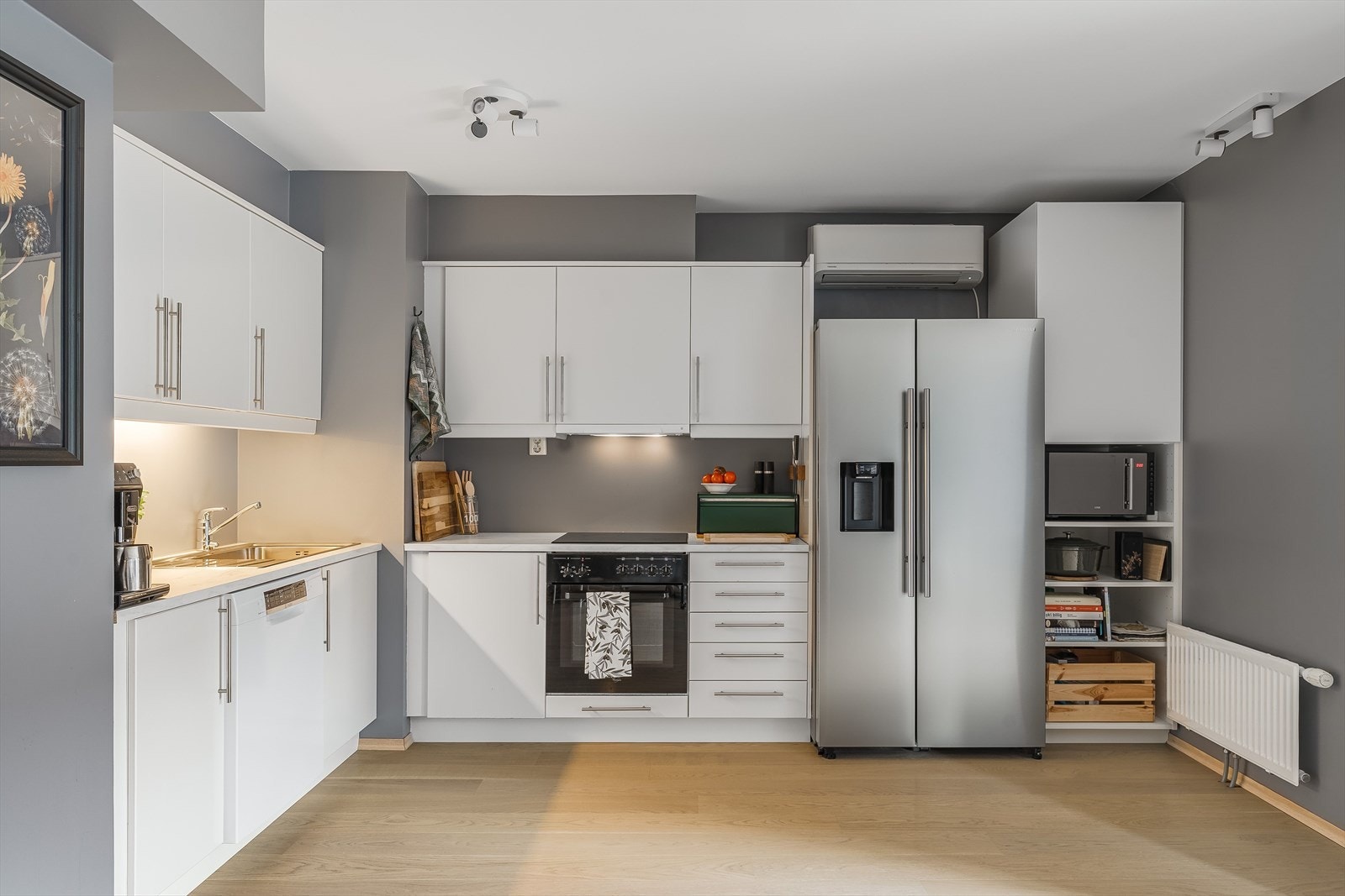 Kjøkkenet er stort, og har mye skap- og oppbevaringsplass. Galleribilde