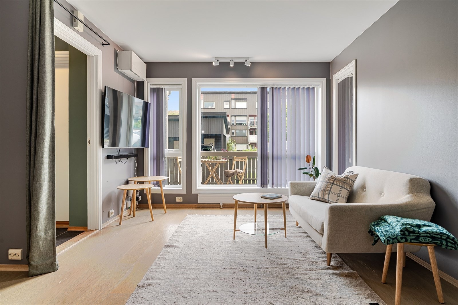 Stuen er lys og luftig med store vindusflater - perfekt for både avslapning og sosiale sammenkomster. Galleribilde