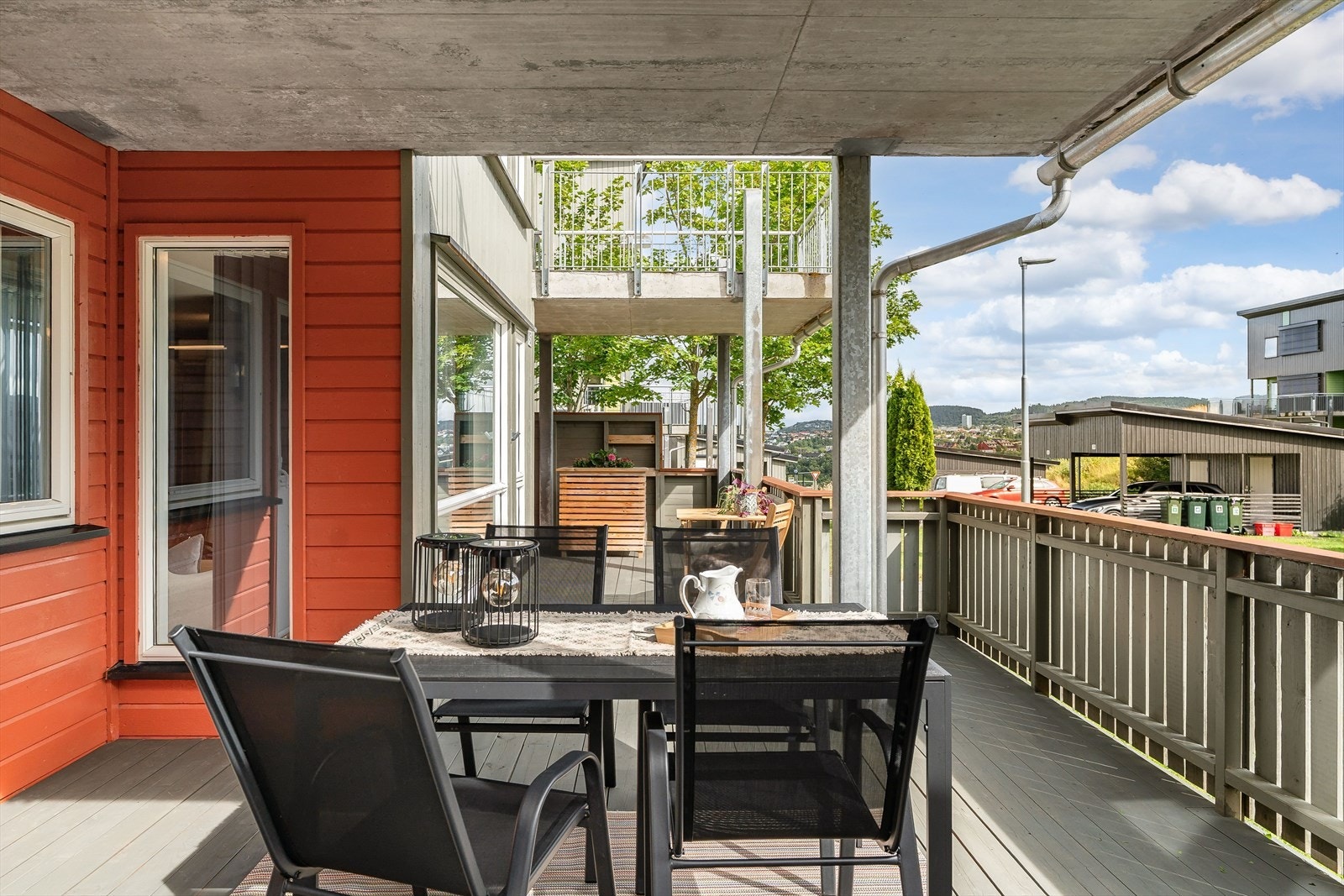 Terrassen er romslig med plass til både spisebord og lounge - sommerens favorittsted. Galleribilde