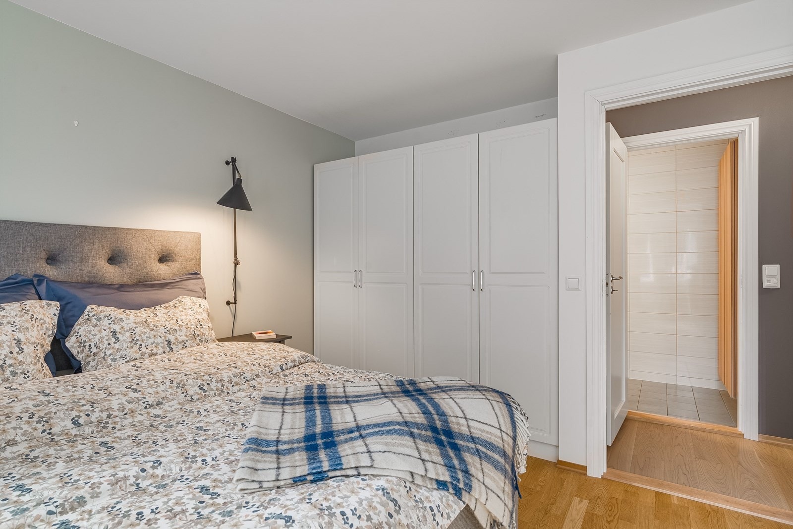 Soverommet har god plass til både dobbelseng og garderobeløsning. Galleribilde