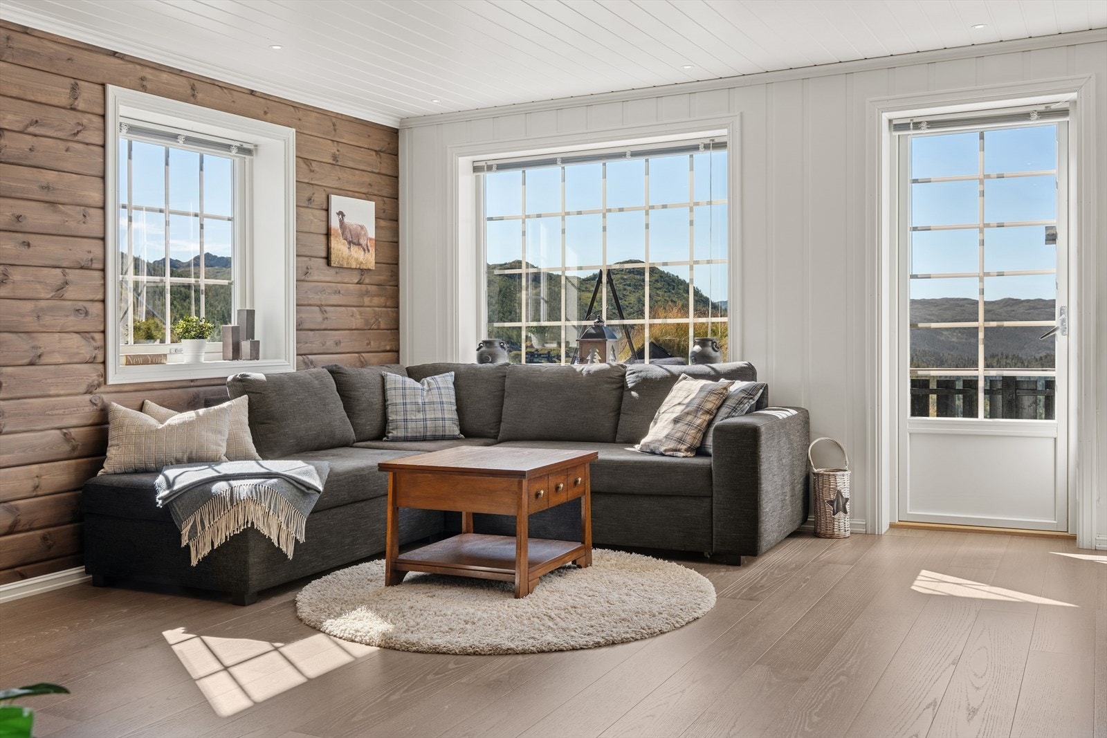 Fra stuen har du utgang til en romslig, stor og solrik terrasse. Galleribilde