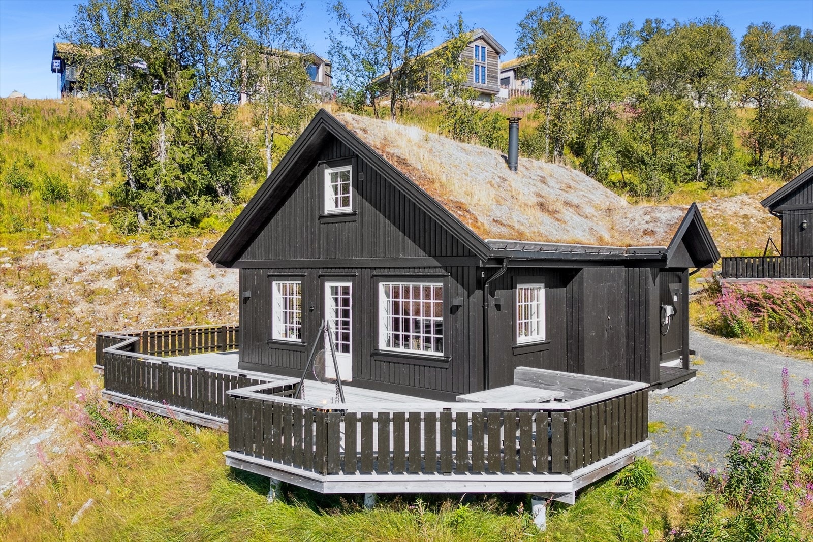 Velkommen til Nordsida 12 - en fantastisk hytte med ski inn/ut! Jeanette A. Eriksrød hos DNB Eiendom ønsker deg hjertelig velkommen til visning. Galleribilde