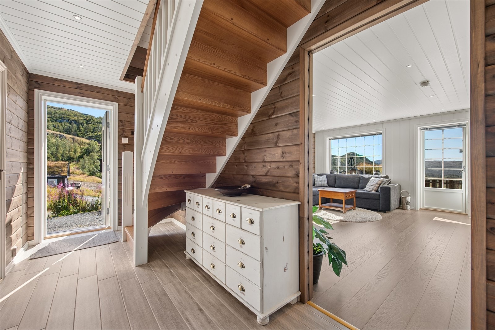 Gangen er romslig med god plass til både garderobe og på- og avkledning før og etter tur. Galleribilde