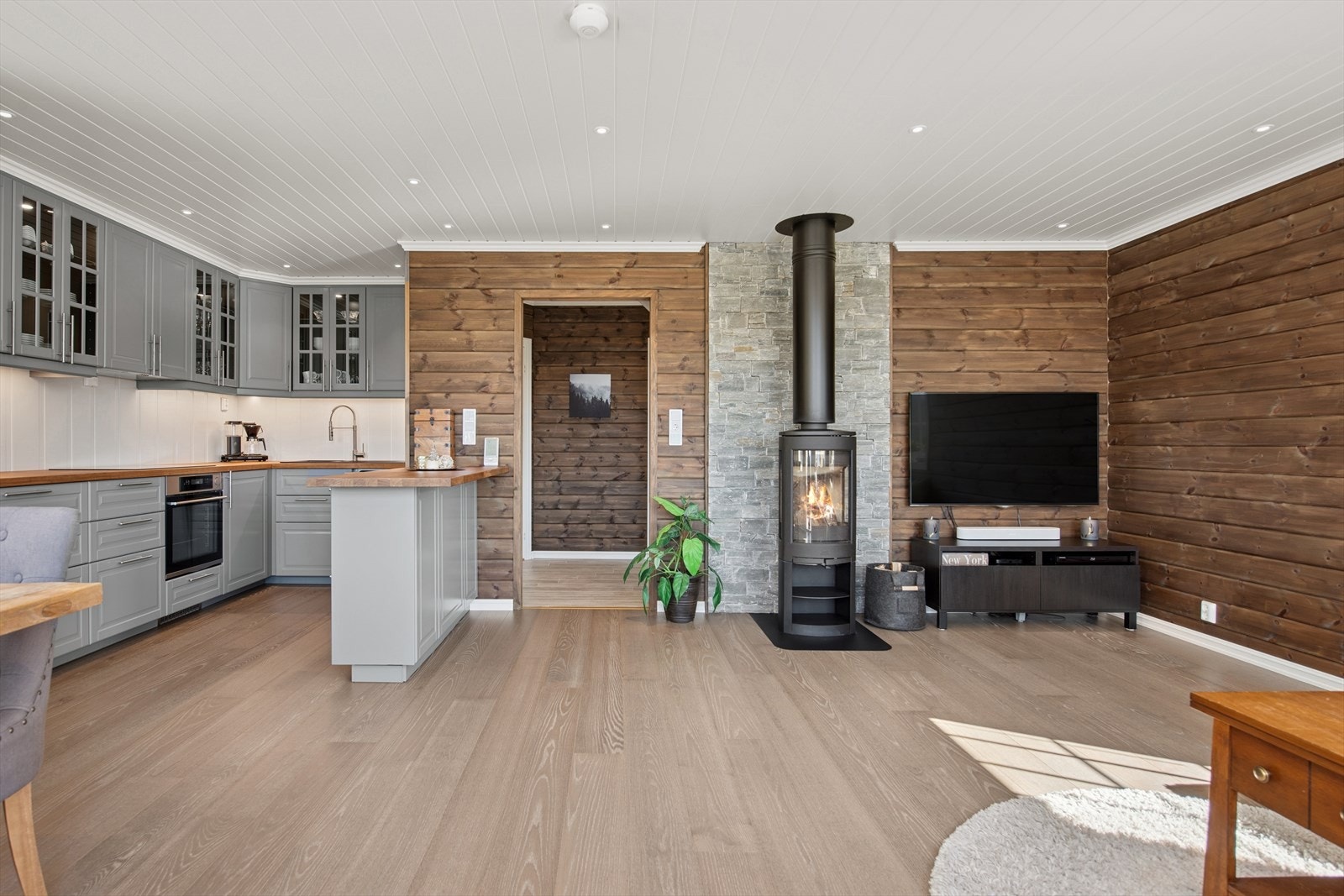 Stuen har downlights i taket og parkettgulv. Galleribilde