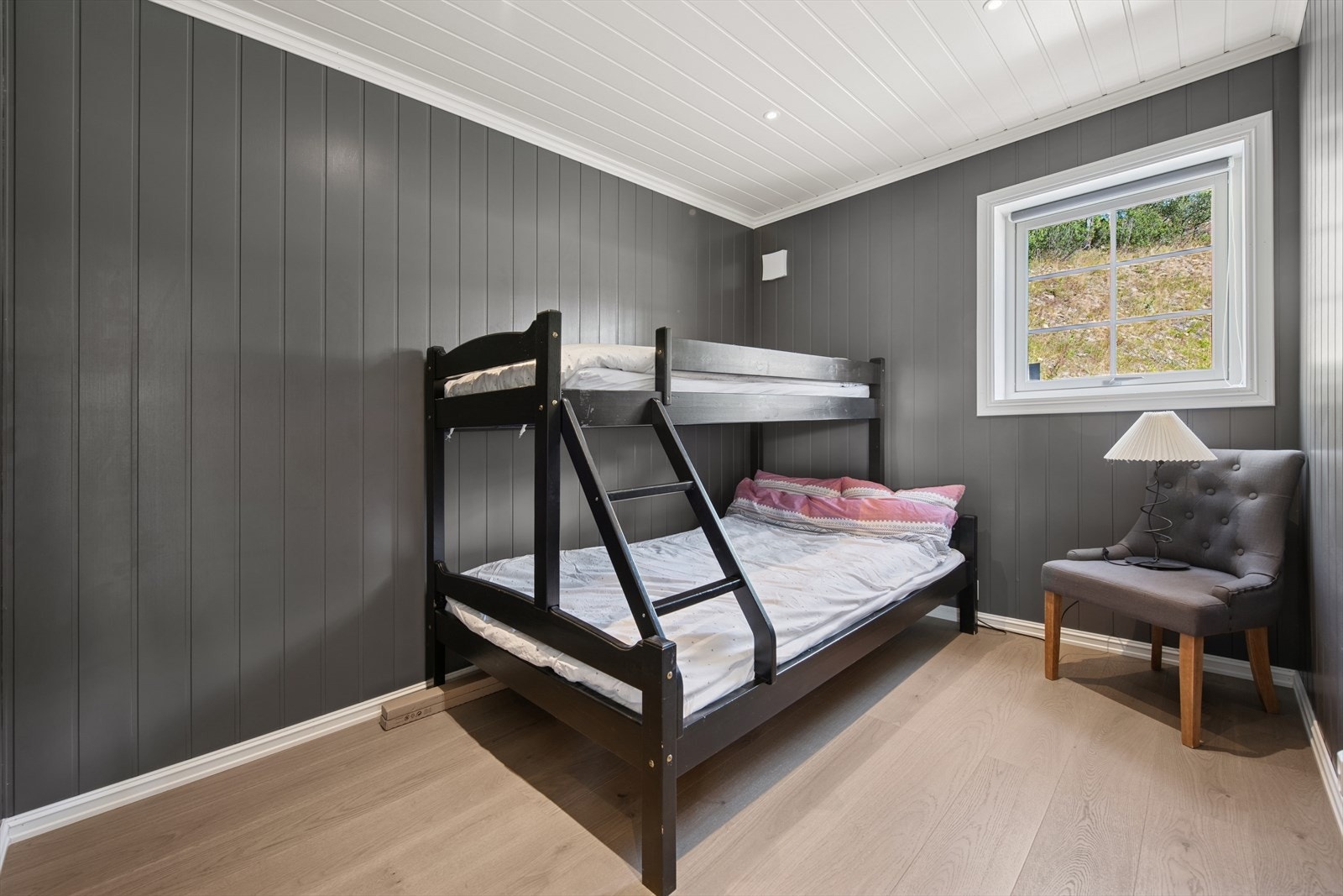 Soverommet i 1. etasje er innredet med køyeseng. Det er god plass til både dobbeltseng og garderobeløsning Galleribilde