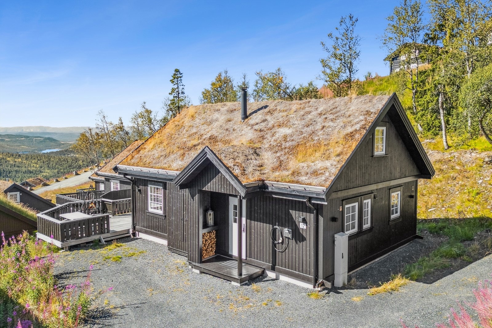 Hytten har en sentral og flott beliggenhet, like ved slalåmbakken. Godt med parkeringsplass og ladepunkt for elbil. Galleribilde