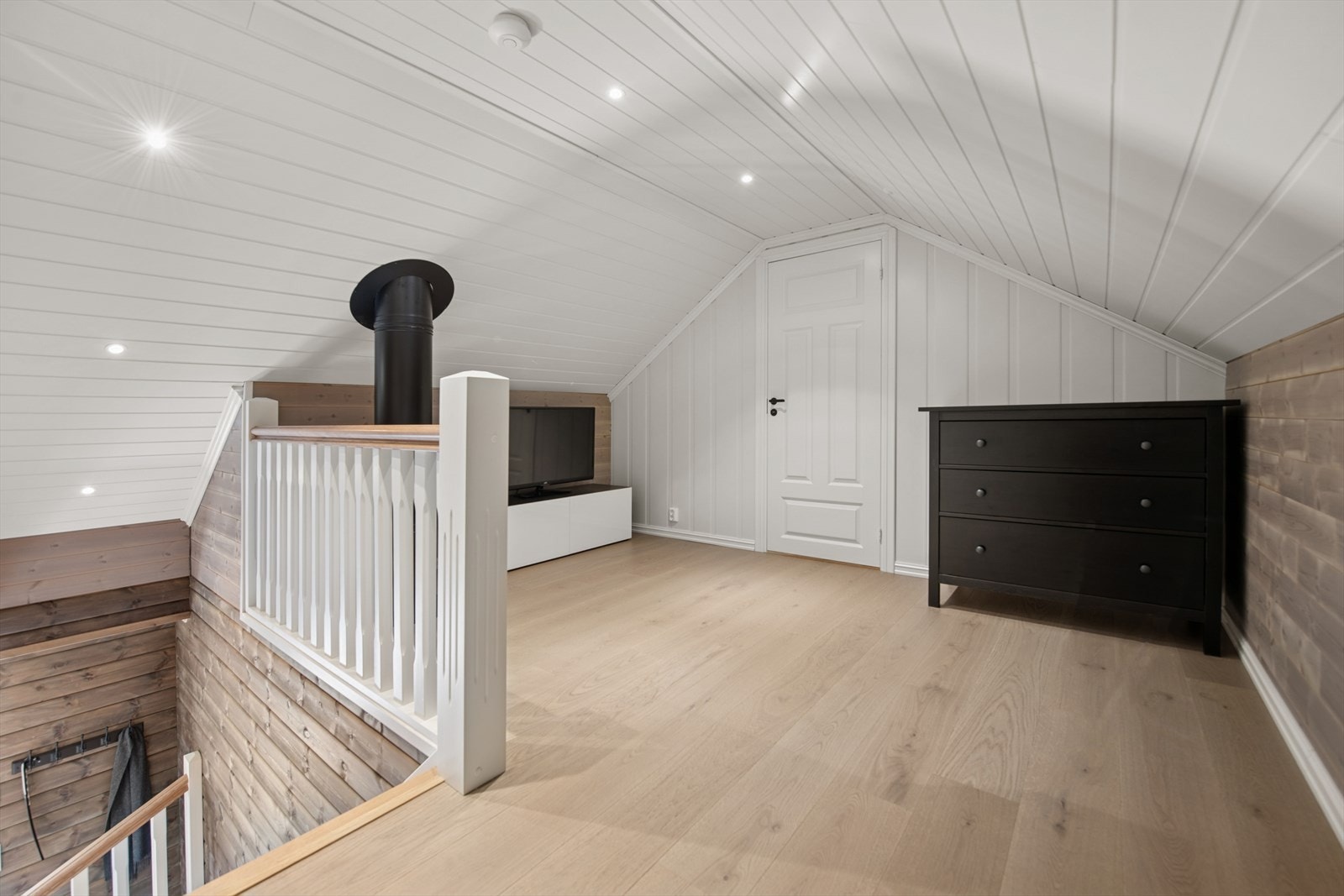 Loftstuen er ideell for familiens yngste medlemmer. Med tilknytning til soverommene gir den en perfekt plass for både lek og avslapning. Galleribilde