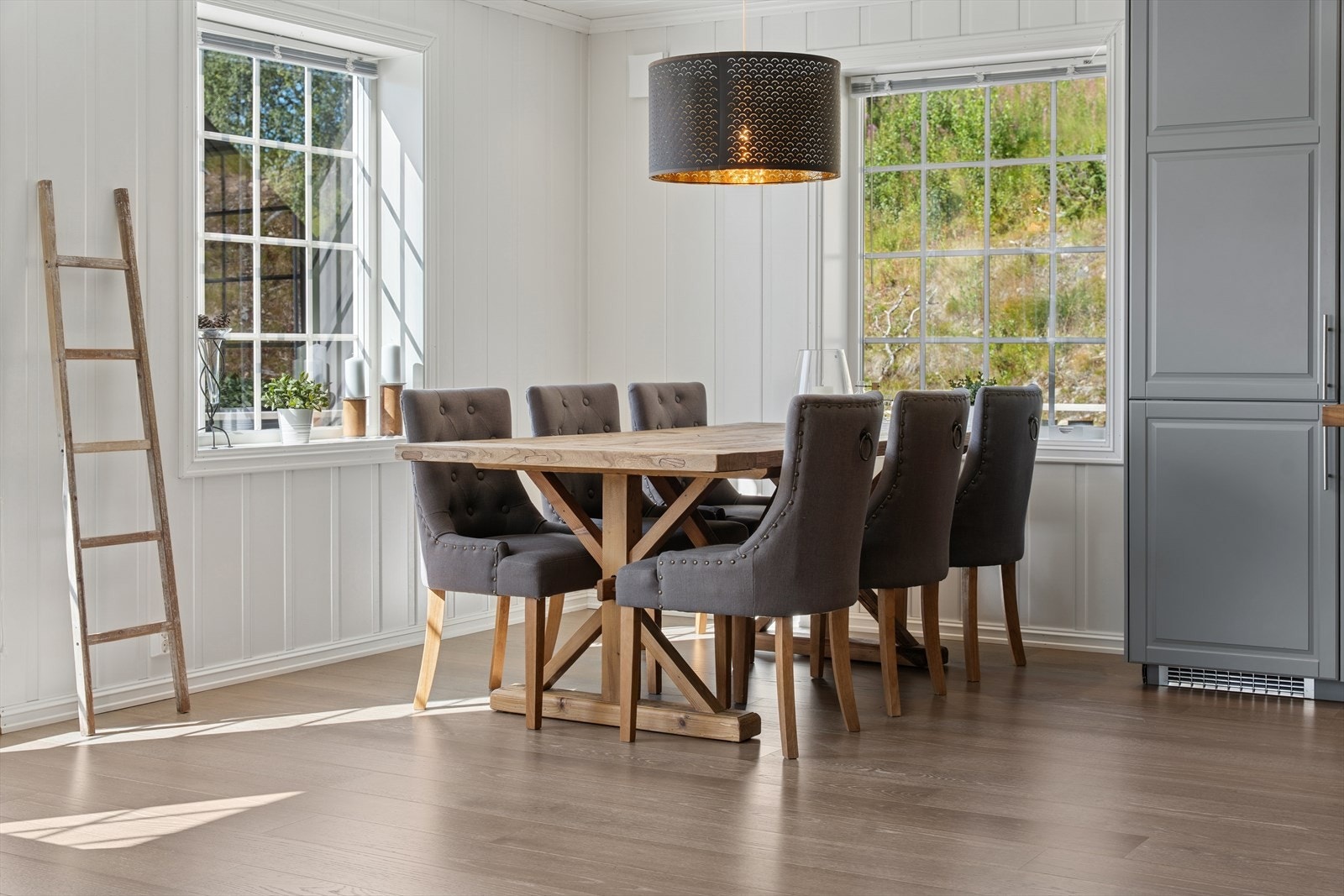 Romslig plass til spisestuen gir god plass til mange rundt bordet. Galleribilde