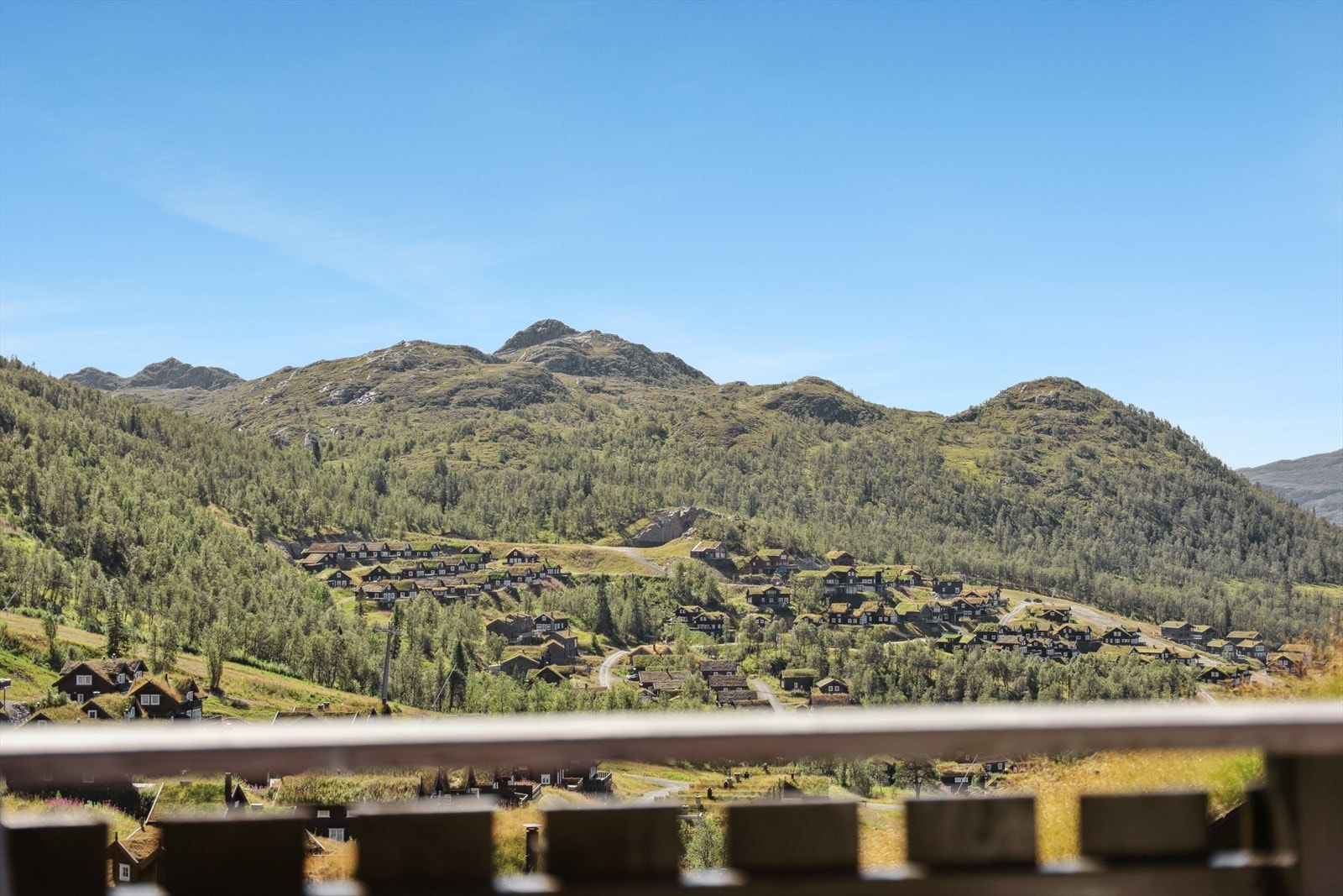 Hytten har tilbaketrukket, solrik og lun beliggenhet med fantastisk utsikt. Galleribilde