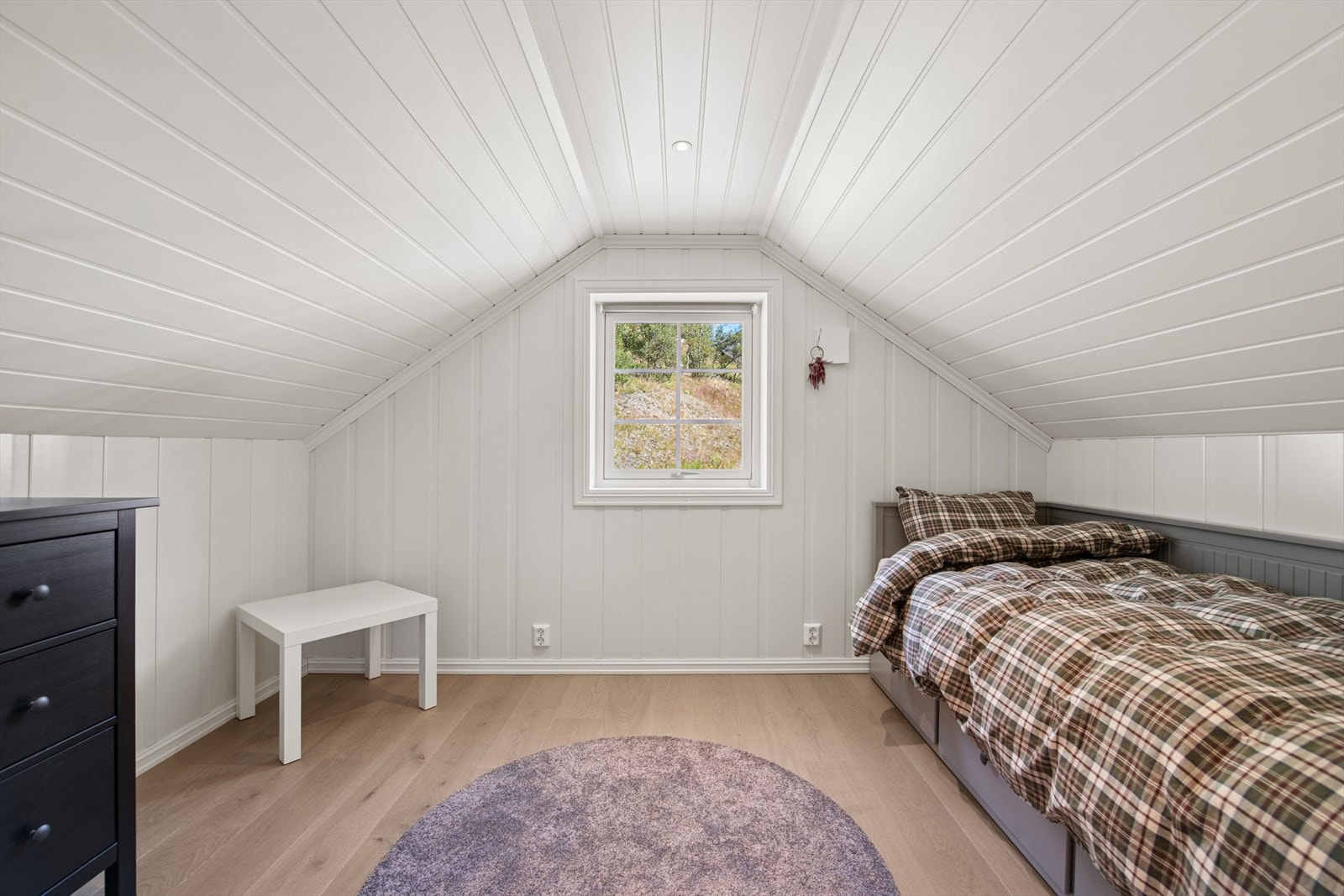 Hytten har tilsammen tre soverom. Her er herlig soverom med god plass til seng og tilhørende møbler. Galleribilde