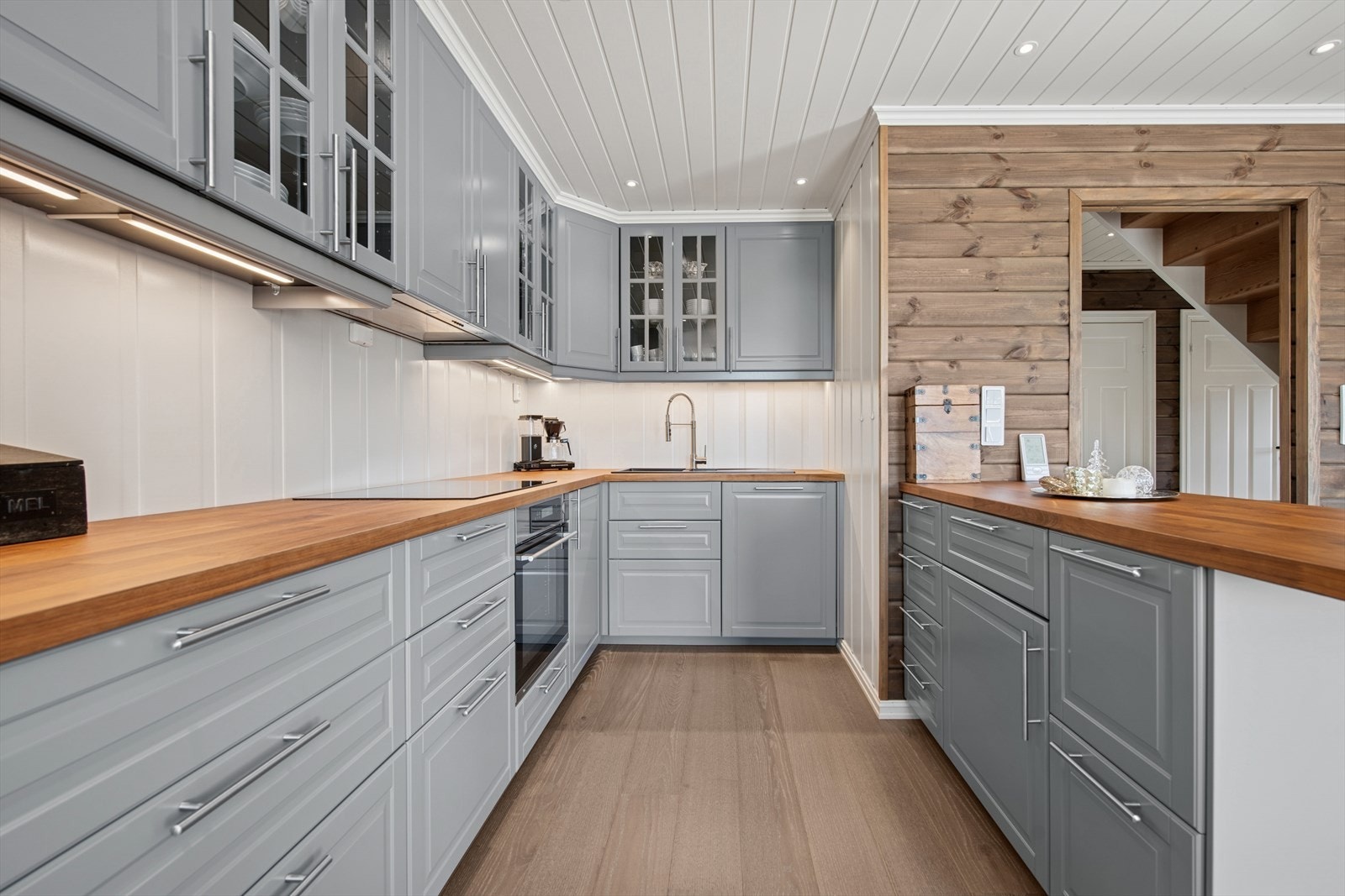 Kjøkkenet har integrert oppvaskmaskin, kombiskap, stekeovn, platetopp og ventilator. Galleribilde