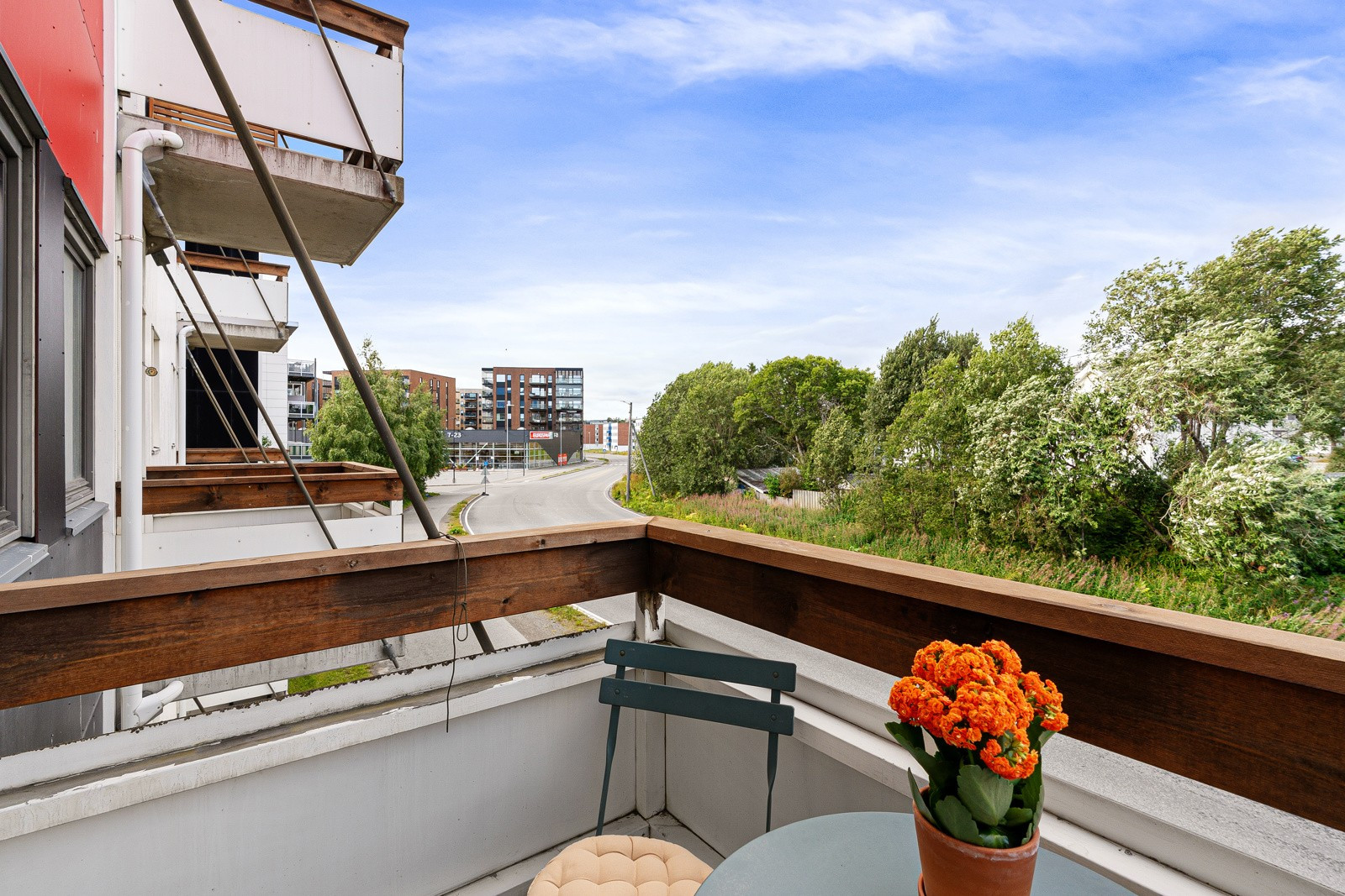 Leiligheten vender mot vest og byr på fine sol- og lysforhold, både innvendig og på balkongen.