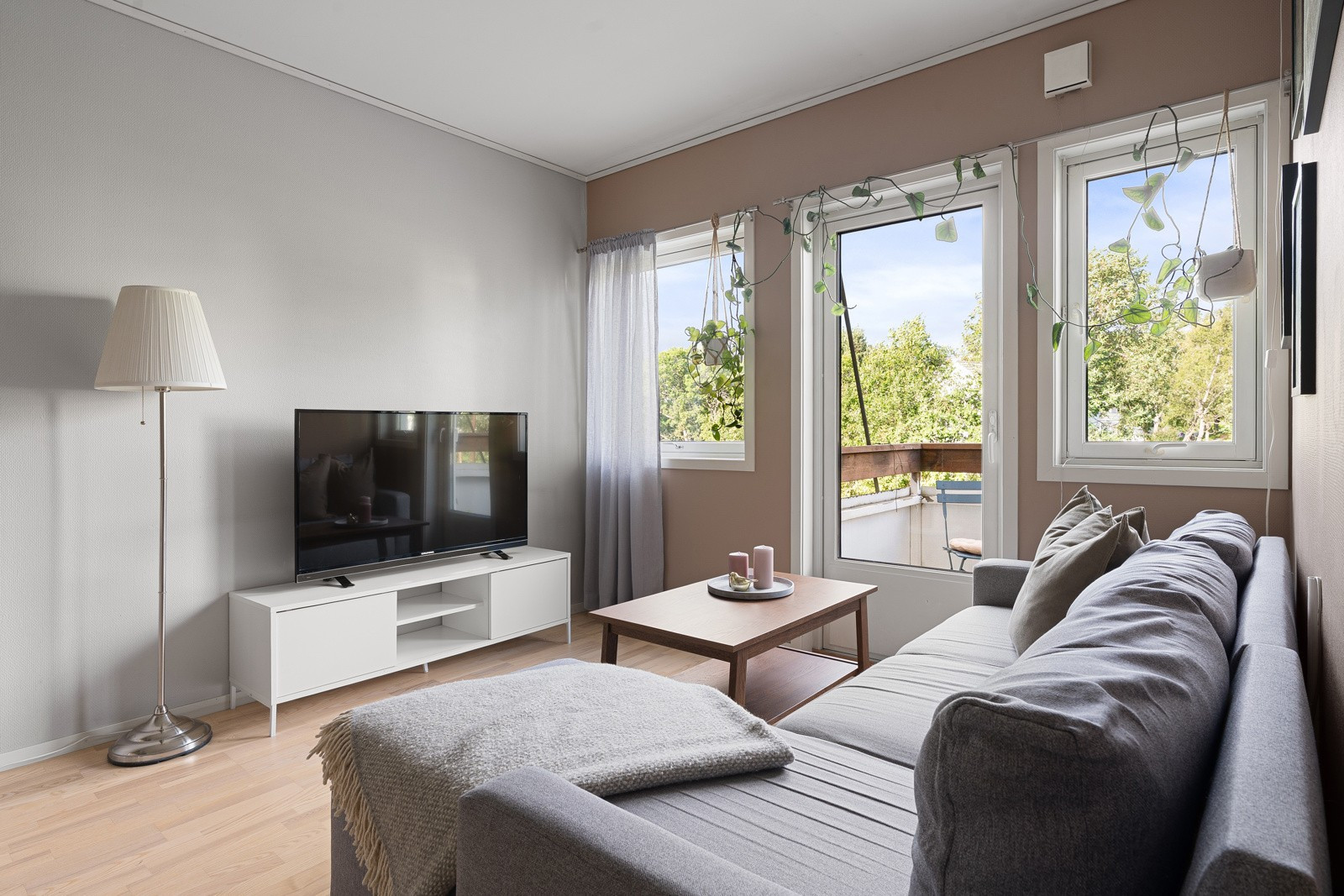 De store vindusflatene slipper inn rikelige mengder med naturlig lys.