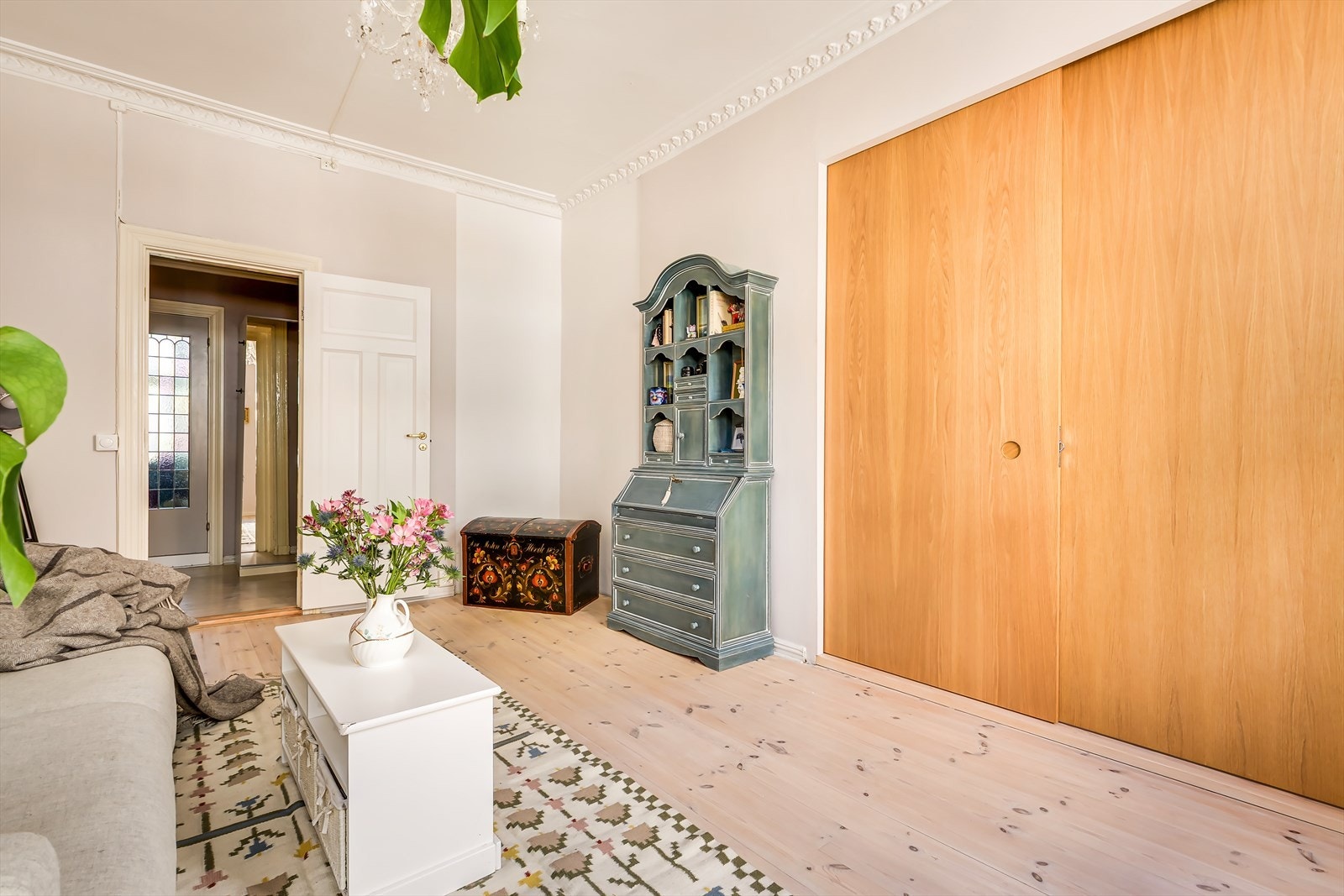 Stue og kjøkken ligger i en delvis åpen løsning, med en stilren skyvedør imellom rommen for å åpne/lukke av v. behov. Galleribilde