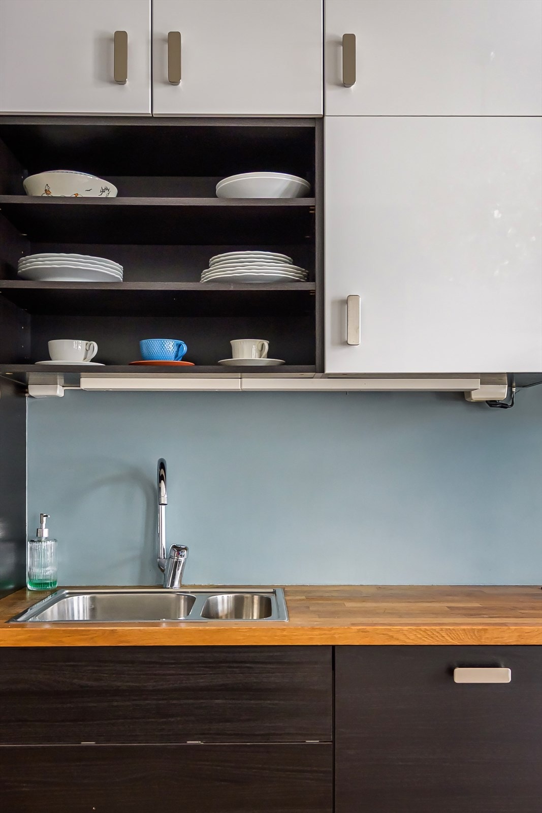 Stilren kjøkkeninnredning med heltre benkeplate. Kjøkkeninnredningen er fra 2013 iflg. tidl. annonse. Galleribilde