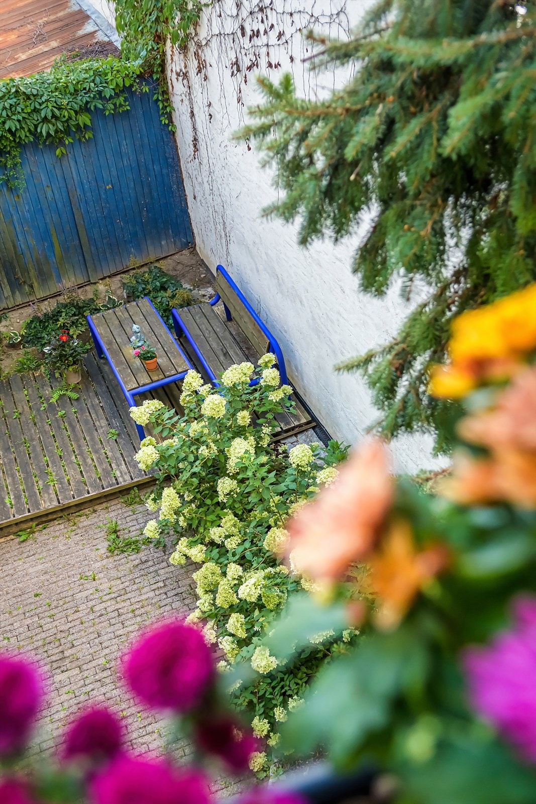 Utsyn ned mot borettslagets hyggelige bakgård. Galleribilde