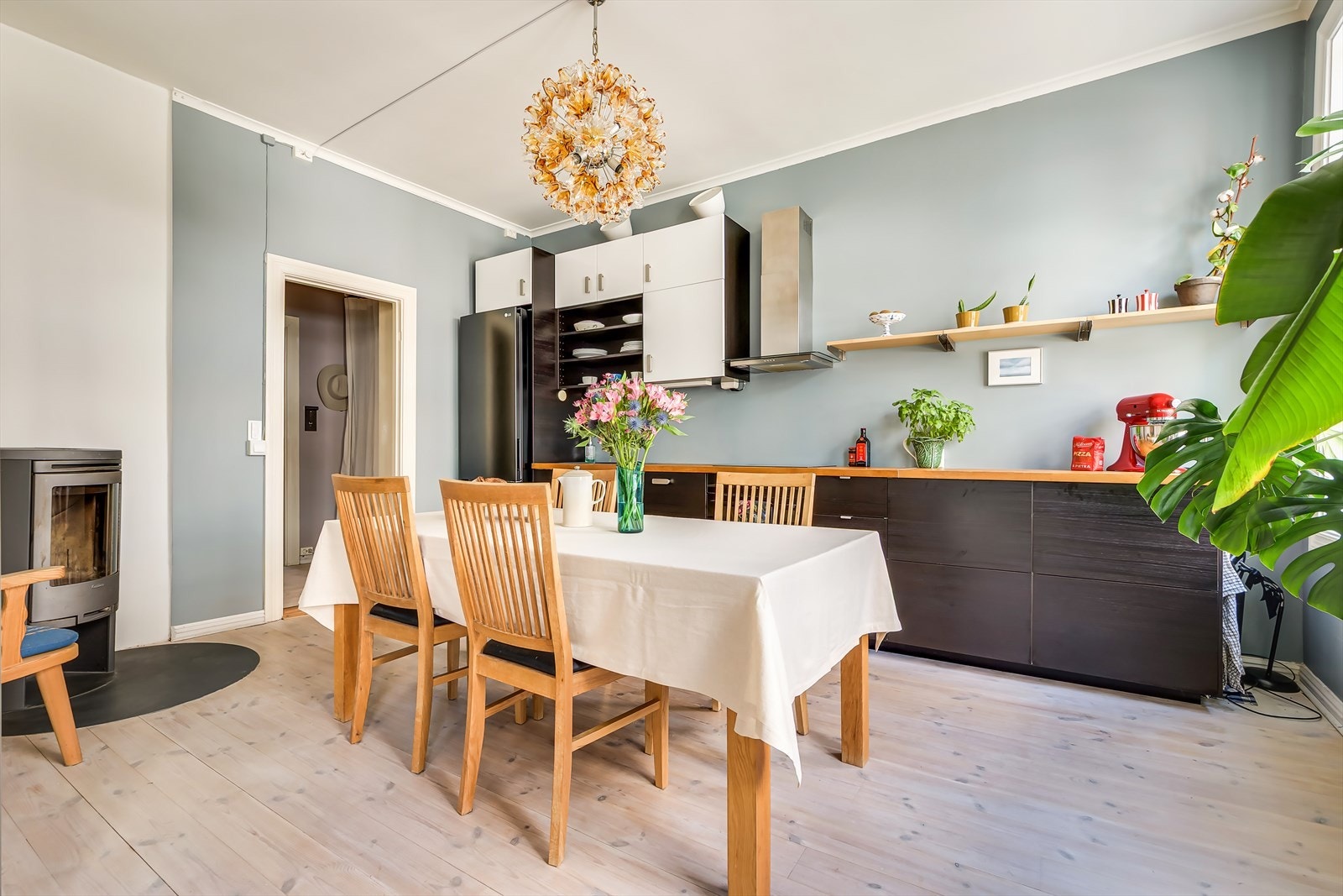 Her kan man enkelt kokkelere og samtidig være en del av det sosiale selskapet. Ovn og kjøleskap er fra 2023! Galleribilde