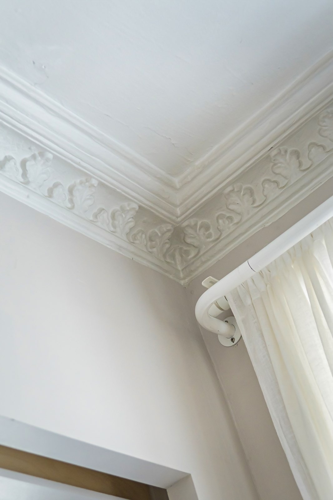 Den vakre stukkaturen er med på å understreke leilighetens tidsepoke. Galleribilde