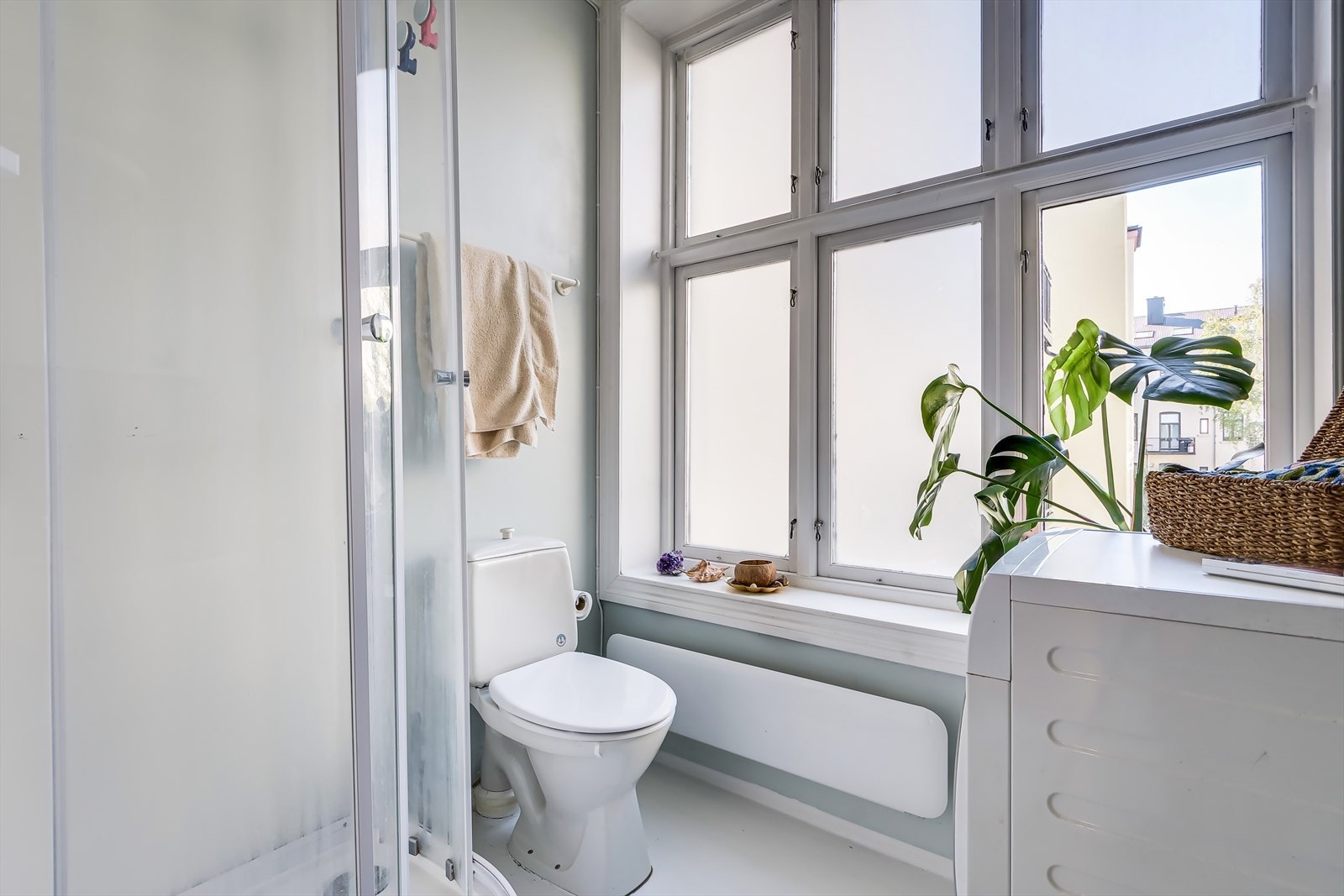 I likhet med leilighetens øvrige rom, er det godt med lysinnslipp også på badet. Galleribilde