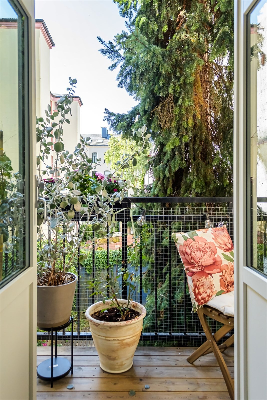 Fra soverommet tar man seg videre ut til en herlig balkong. Balkongdør fra 2020. Galleribilde