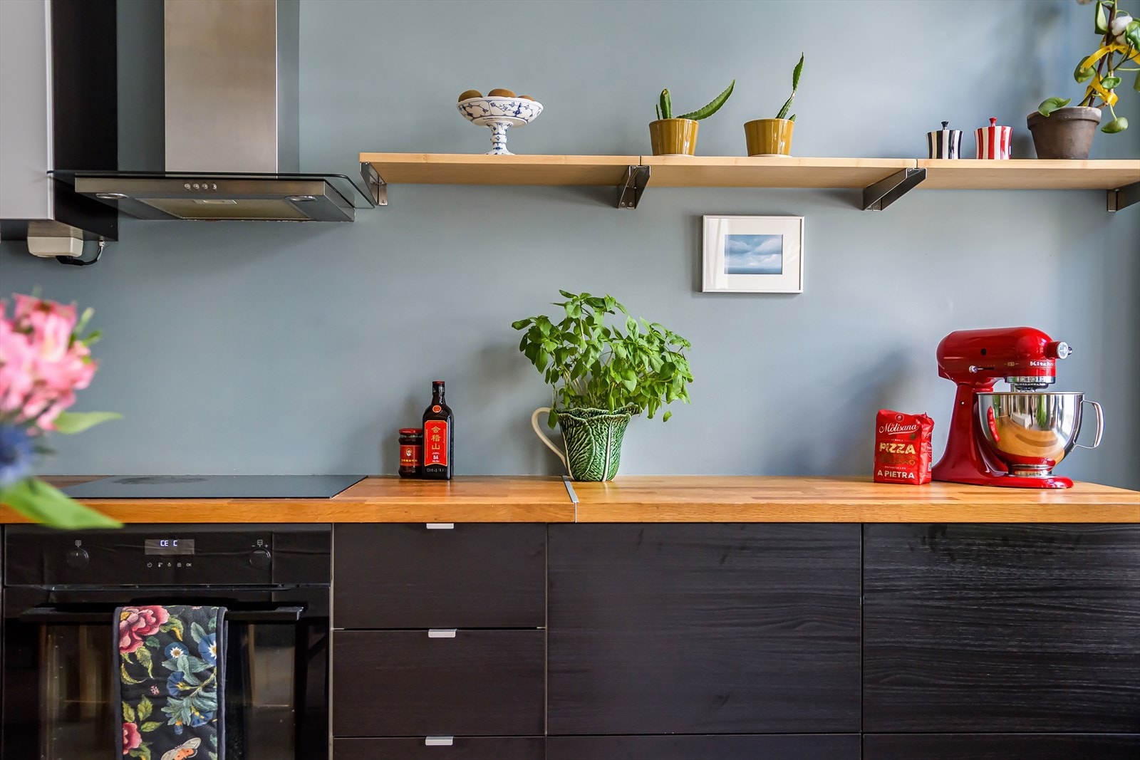 Integrerte hvitevarer: Platetopp, stekeovn og oppvaskmaskin. Galleribilde