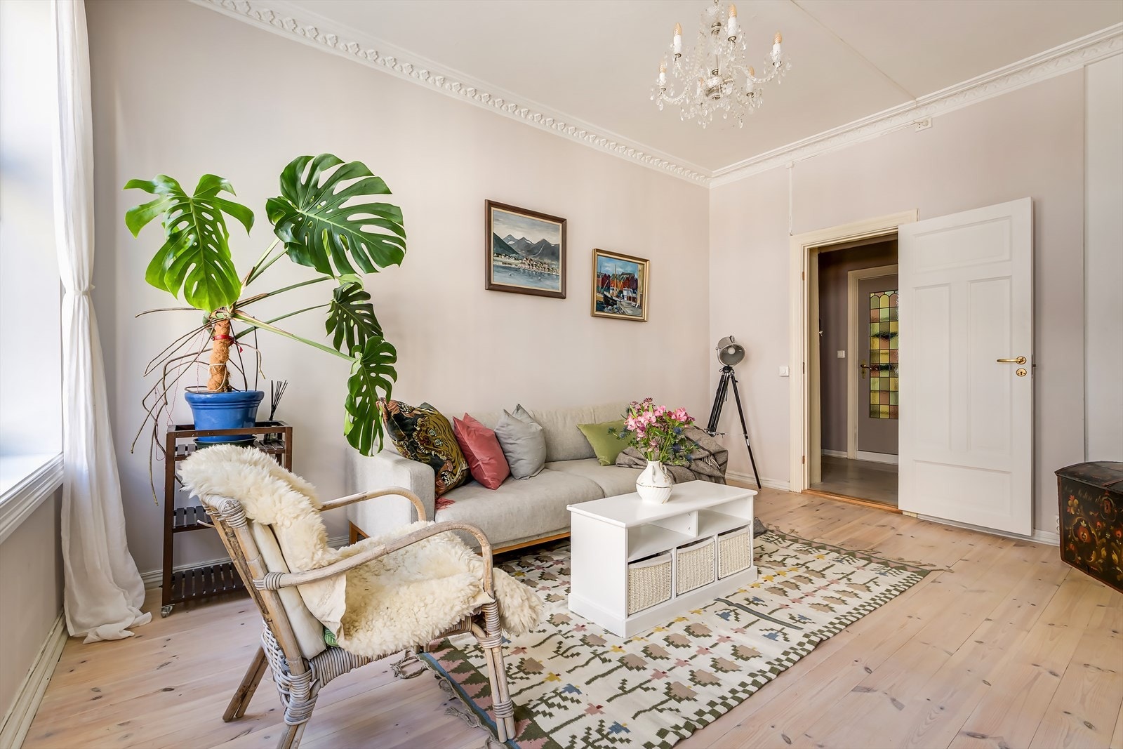 Vegger malt i en moderne fargepalett. Dette i kombinasjon til et flott, heltre gulv. Galleribilde