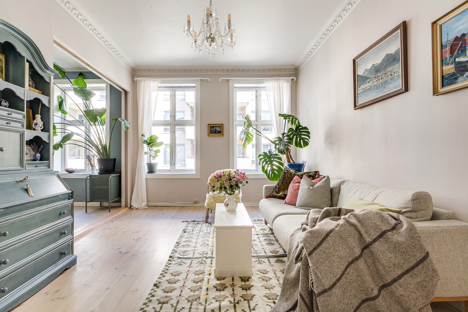 Leiligheten oppleves svært innbydende, hvor det moderne og klasisske møter hverandre i skjønn harmoni. Galleribilde